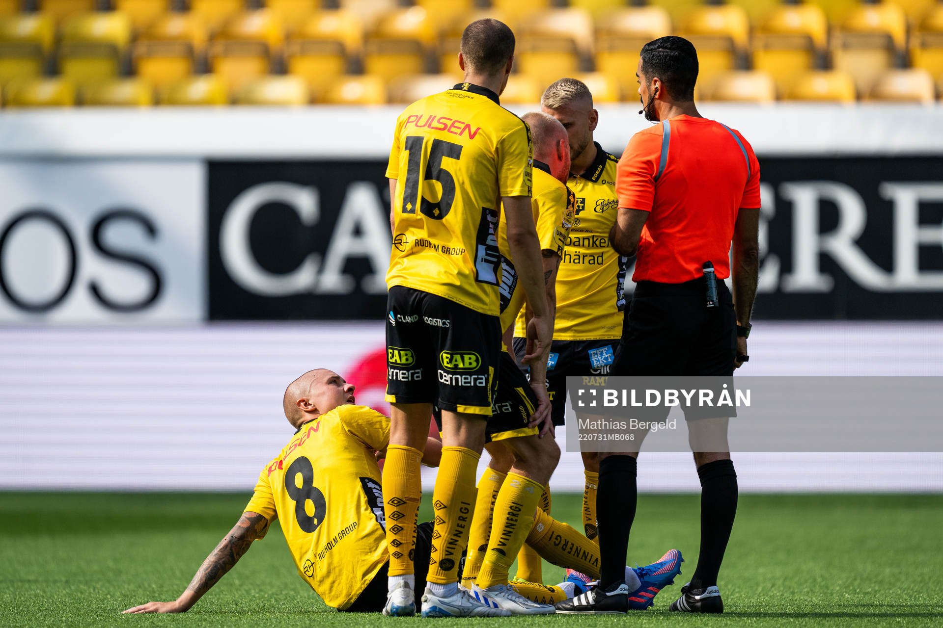 Elfsborgs Sebastian Holmen (sittande) reagerar mot domare Mohammed Al-Hakim under fotbollsmatchen i Allsvenskan mellan Elfsborg och Häcken den 31 juli 2022 i Borås.