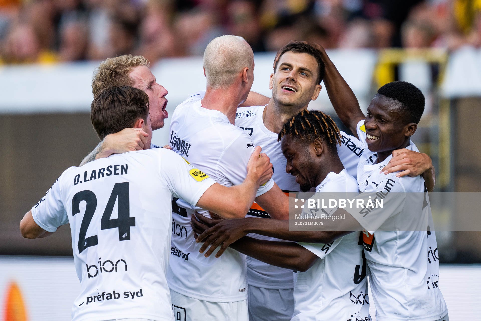 Häckens Alexander Jeremejeff (mitten) jublar med Lars