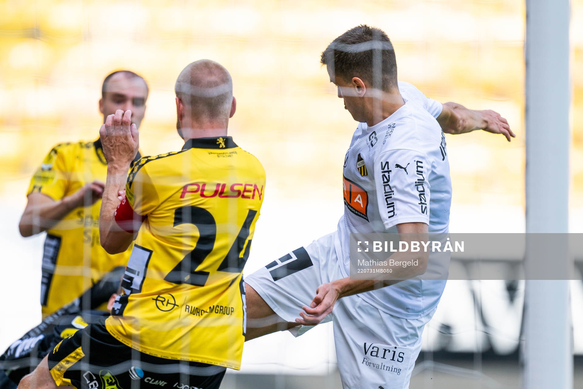 Elfsborgs Johan Larsson försvarar när Häckens Alexander