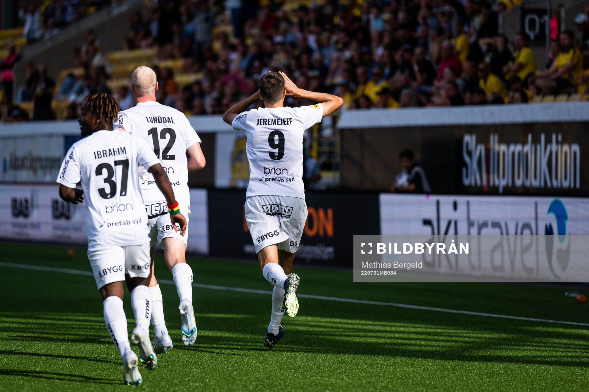 Häckens Alexander Jeremejeff (till höger) jublar
