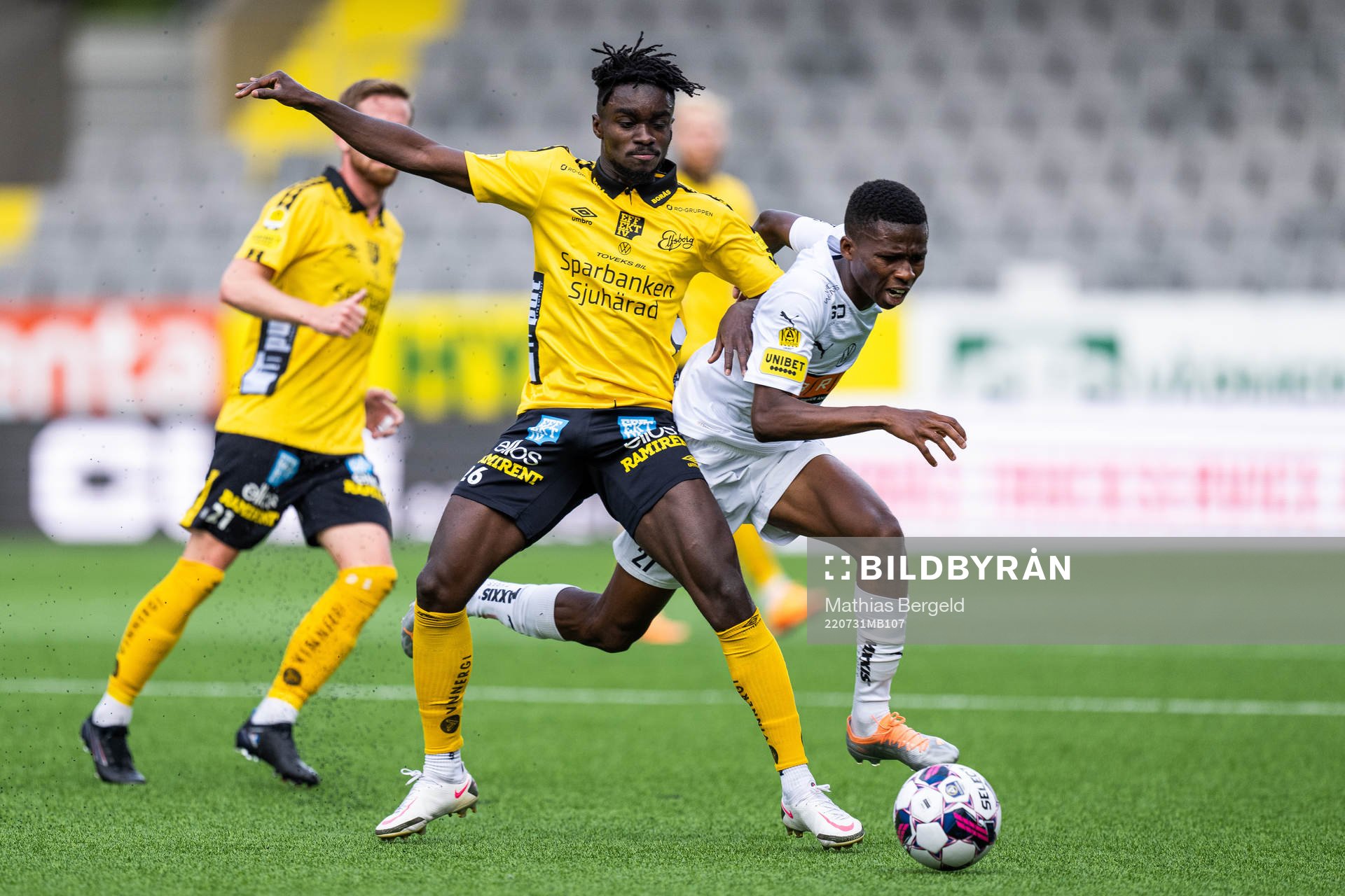 Elfsborgs Emmanuel Boateng och Häckens Akoua Romeo Amane