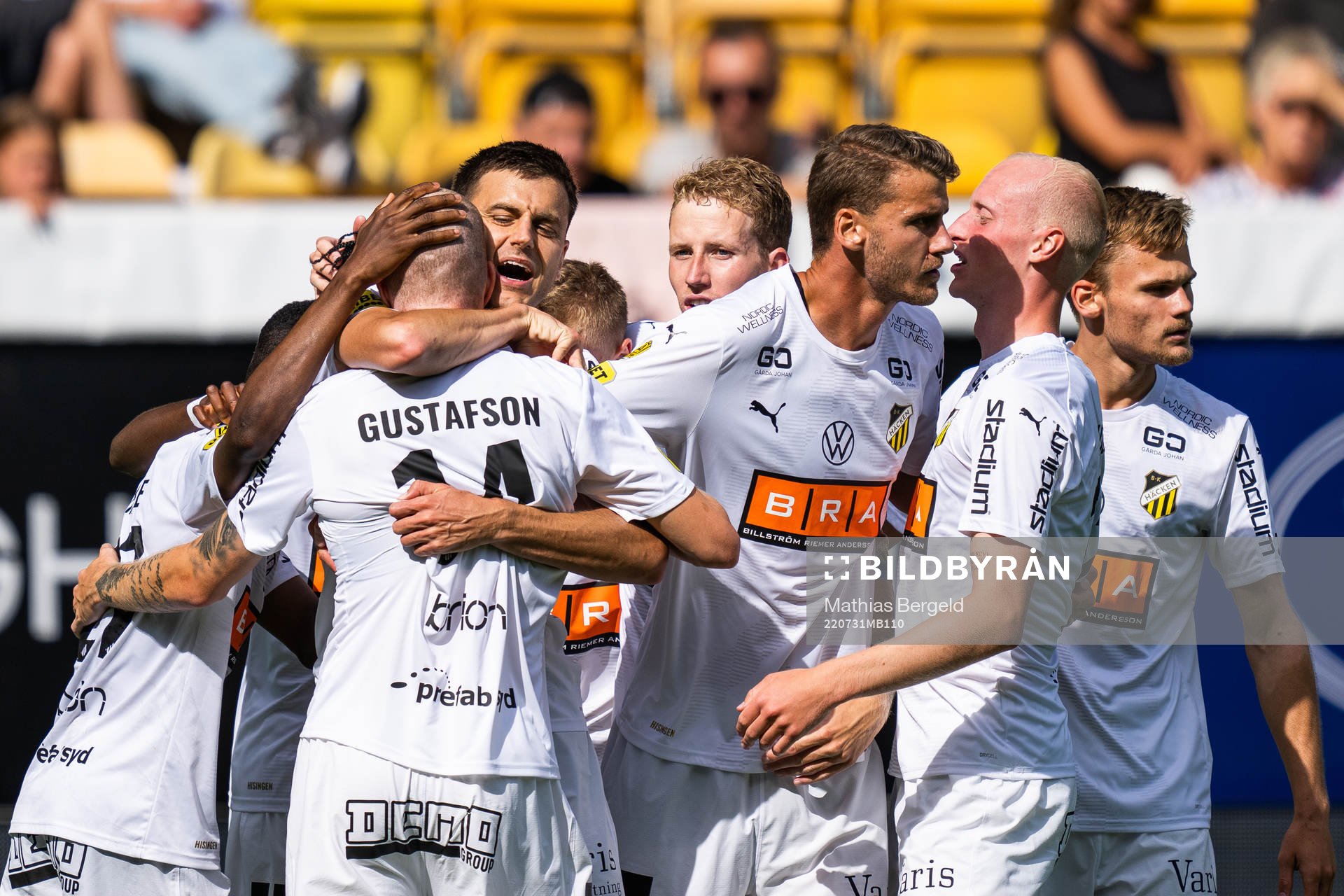 Häckens Alexander Jeremejeff jublar med Simon Gustafson,