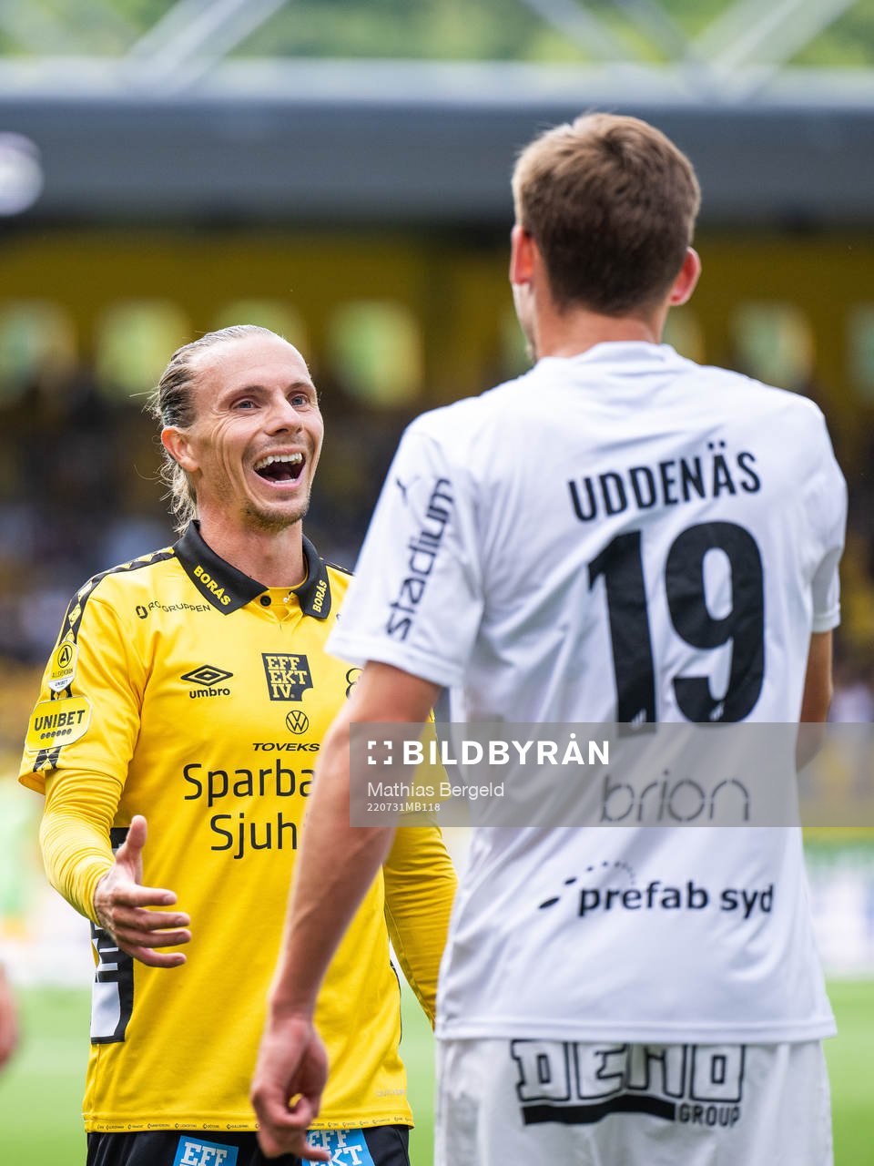 Elfsborgs Niklas Hult reagerar mot Häckens Oscar Uddenäs