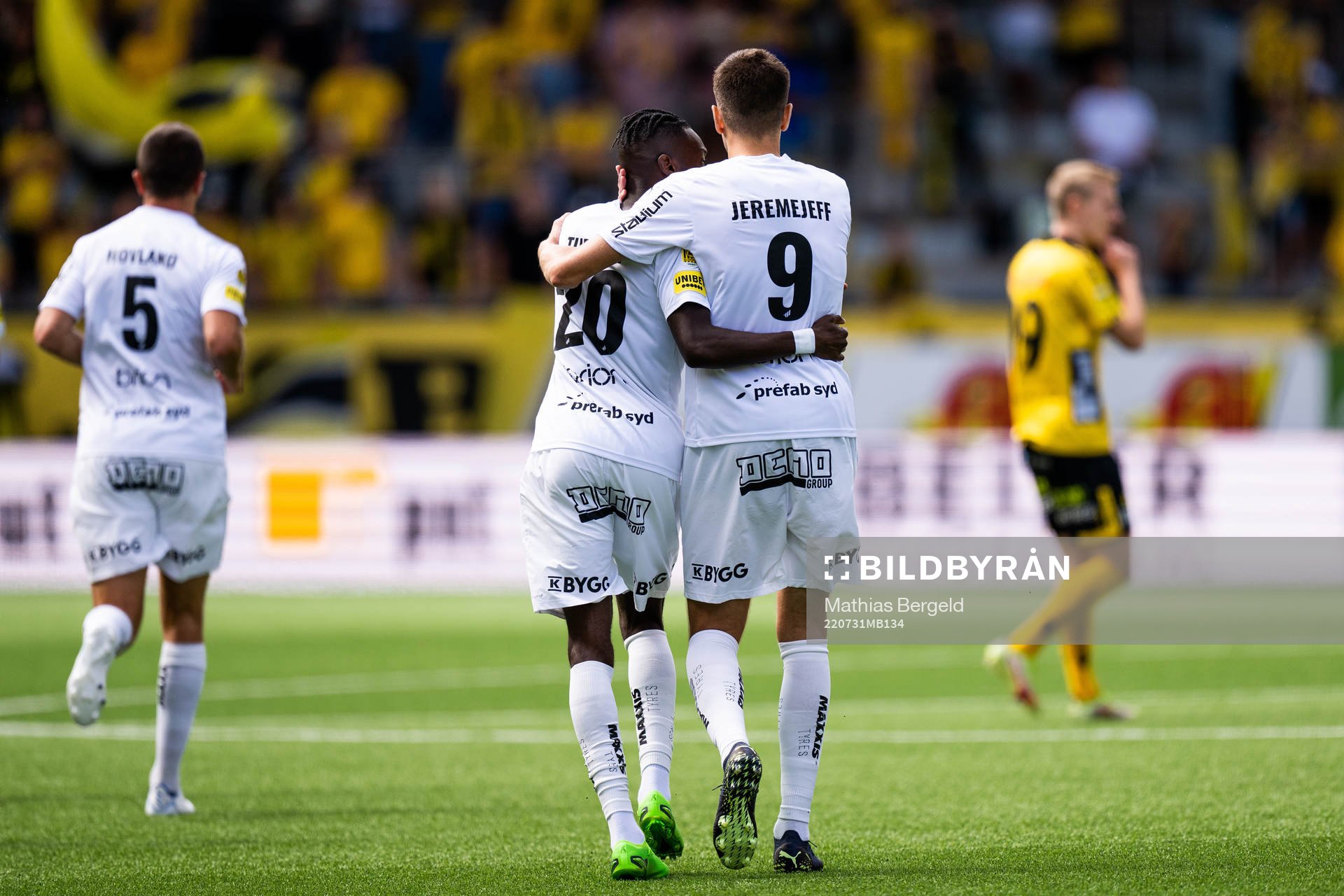 Häckens Blair Sebastian Turgott jublar med målskytten