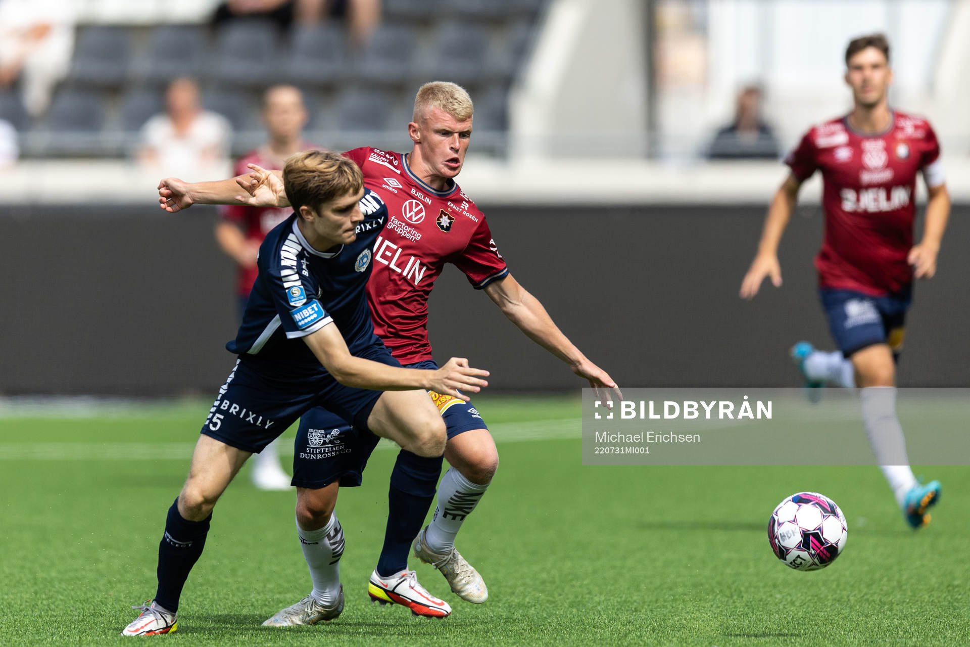 Utsiktens Jakob Hedenquist och Örgrytes Olle Johansson under fotbollsmatchen i Superettan mellan Utsikten och Örgryte den 31 juli 2022 i Göteborg.