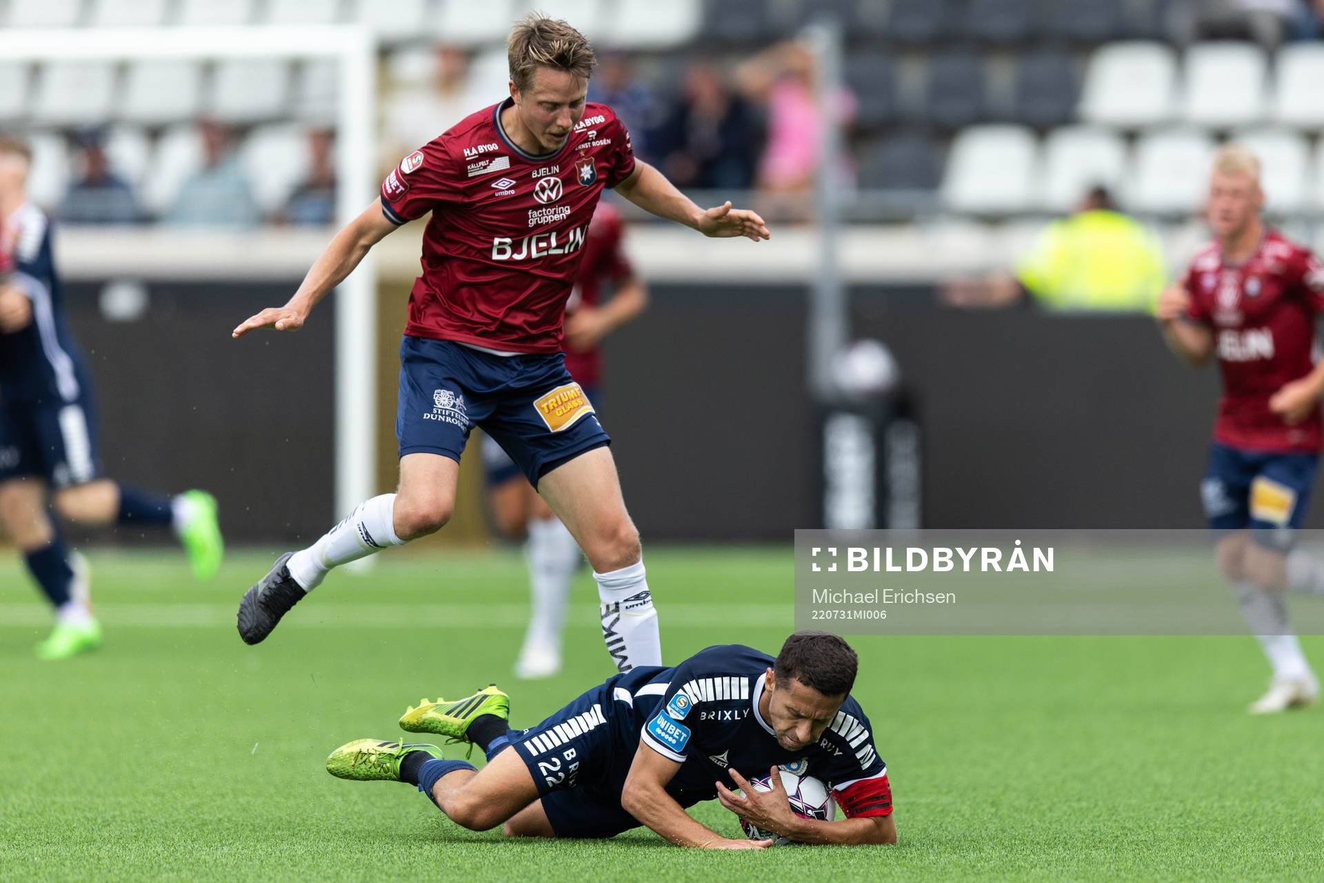 Örgrytes Viktor Lundberg och Utsiktens Predrag Randelovic under fotbollsmatchen i Superettan mellan Utsikten och Örgryte den 31 juli 2022 i Göteborg.