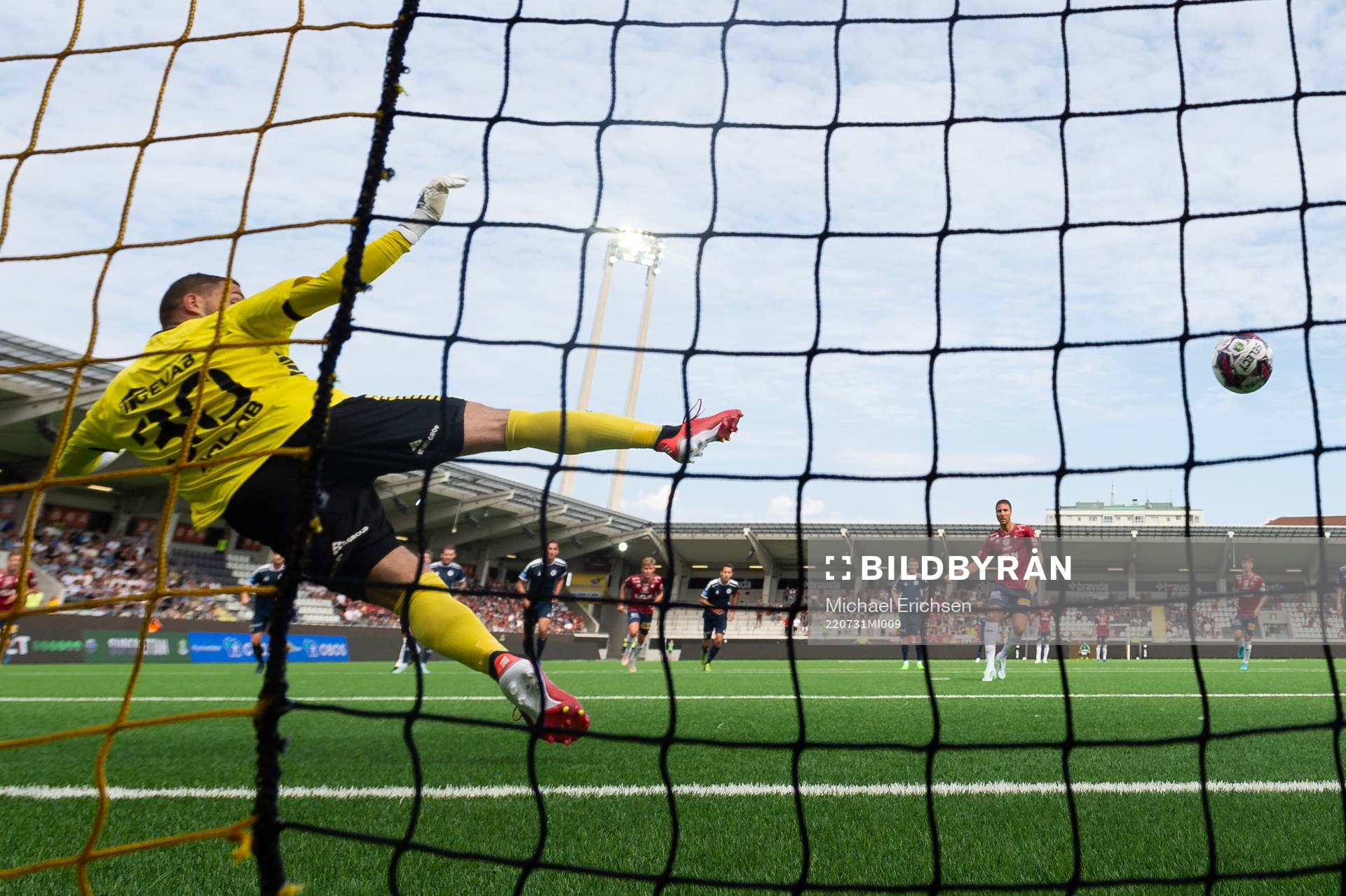Örgrytes Jonathan Azulay skjuter 0-1 på straff i mål