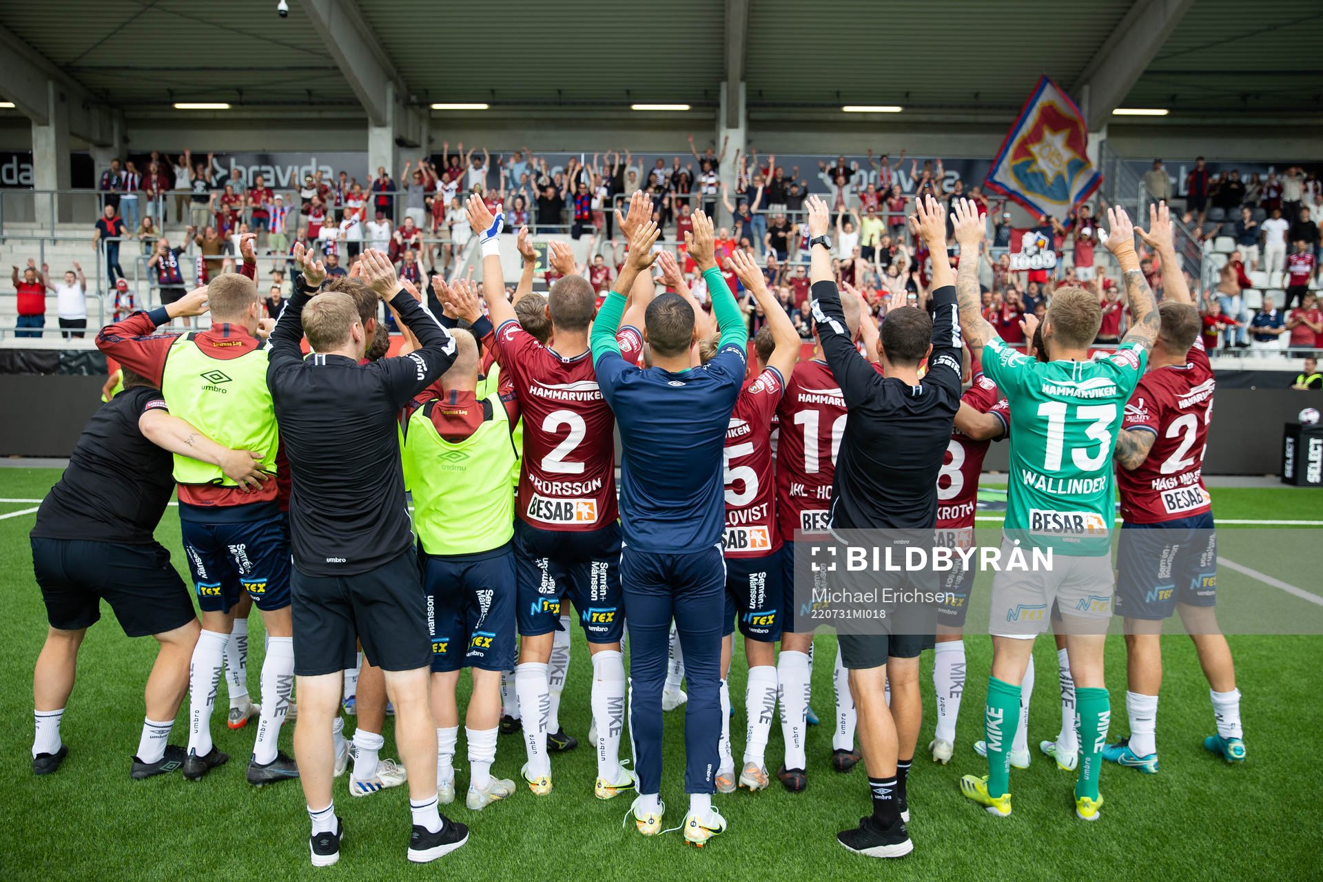 Örgrytes jublar framför sin klack efter fotbollsmatchen i Superettan mellan Utsikten och Örgryte den 31 juli 2022 i Göteborg. 