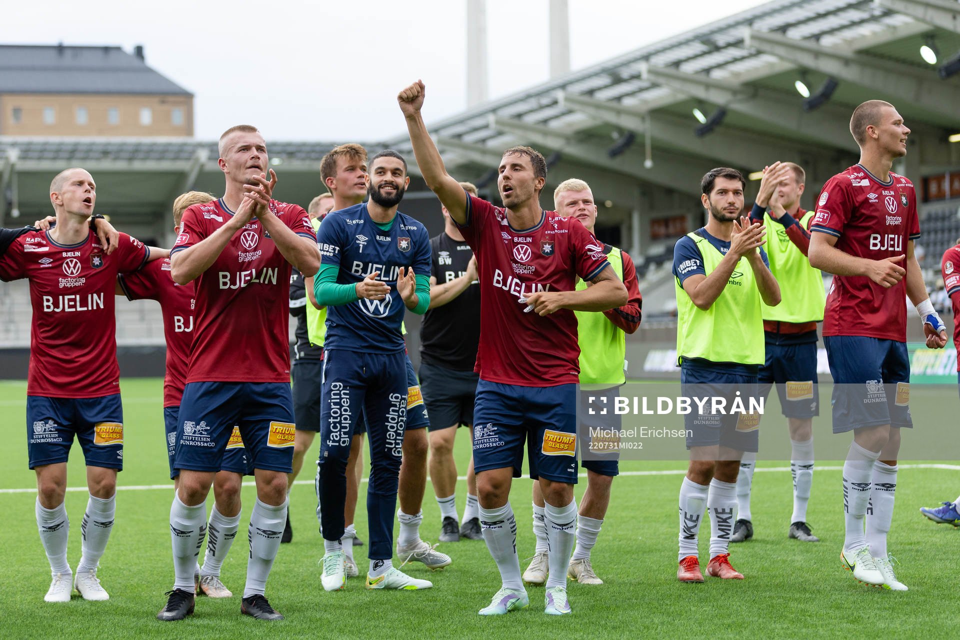 Örgryte jublar framför klacken
