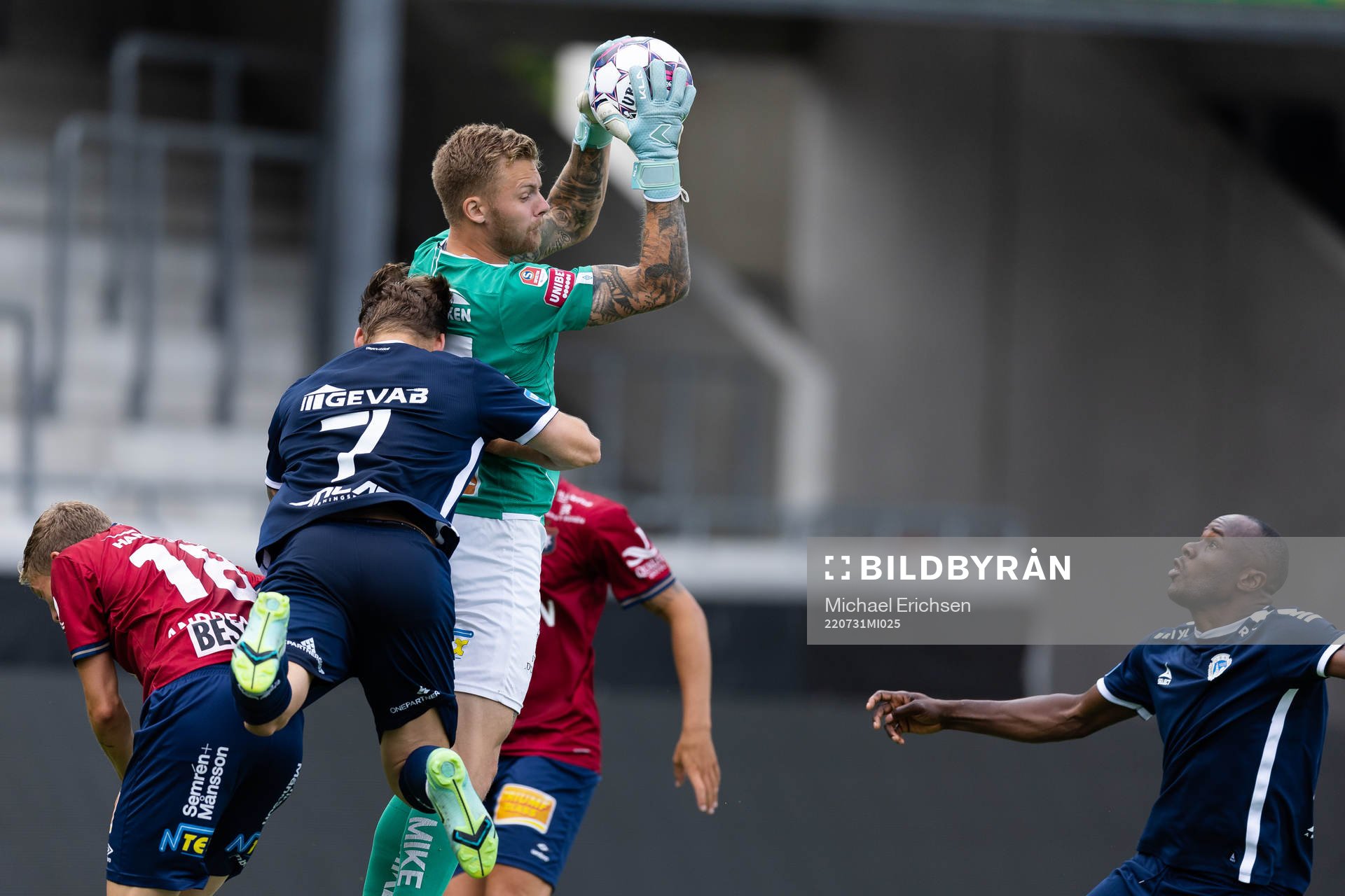 Utsiktens Karl Bohm och Örgrytes målvakt Robin Wallinder