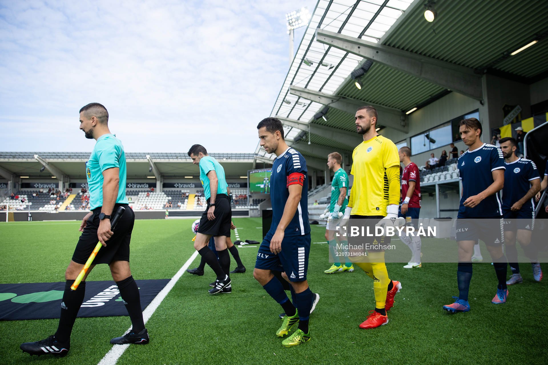 Utsiktens Predrag Randelovic och målvakt Mikica Gjorgievski på väg ut för line up innan fotbollsmatchen i Superettan mellan Utsikten och Örgryte den 31 juli 2022 i Göteborg.