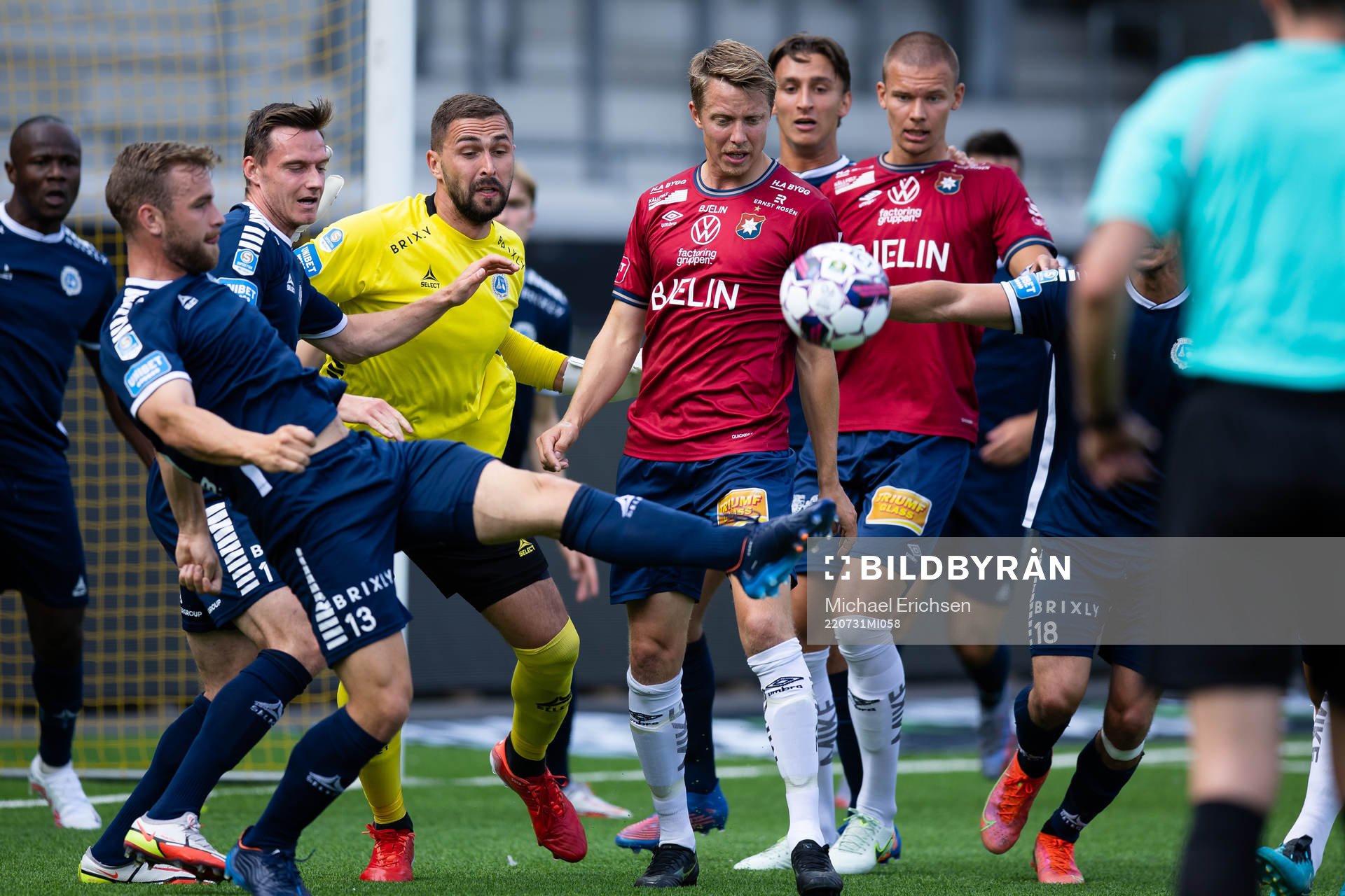 Utsiktens Erik Gunnarsson rensar undan bollen i kamp med Örgrytes Viktor Lundberg  under fotbollsmatchen i Superettan mellan Utsikten och Örgryte den 31 juli 2022 i Göteborg. 