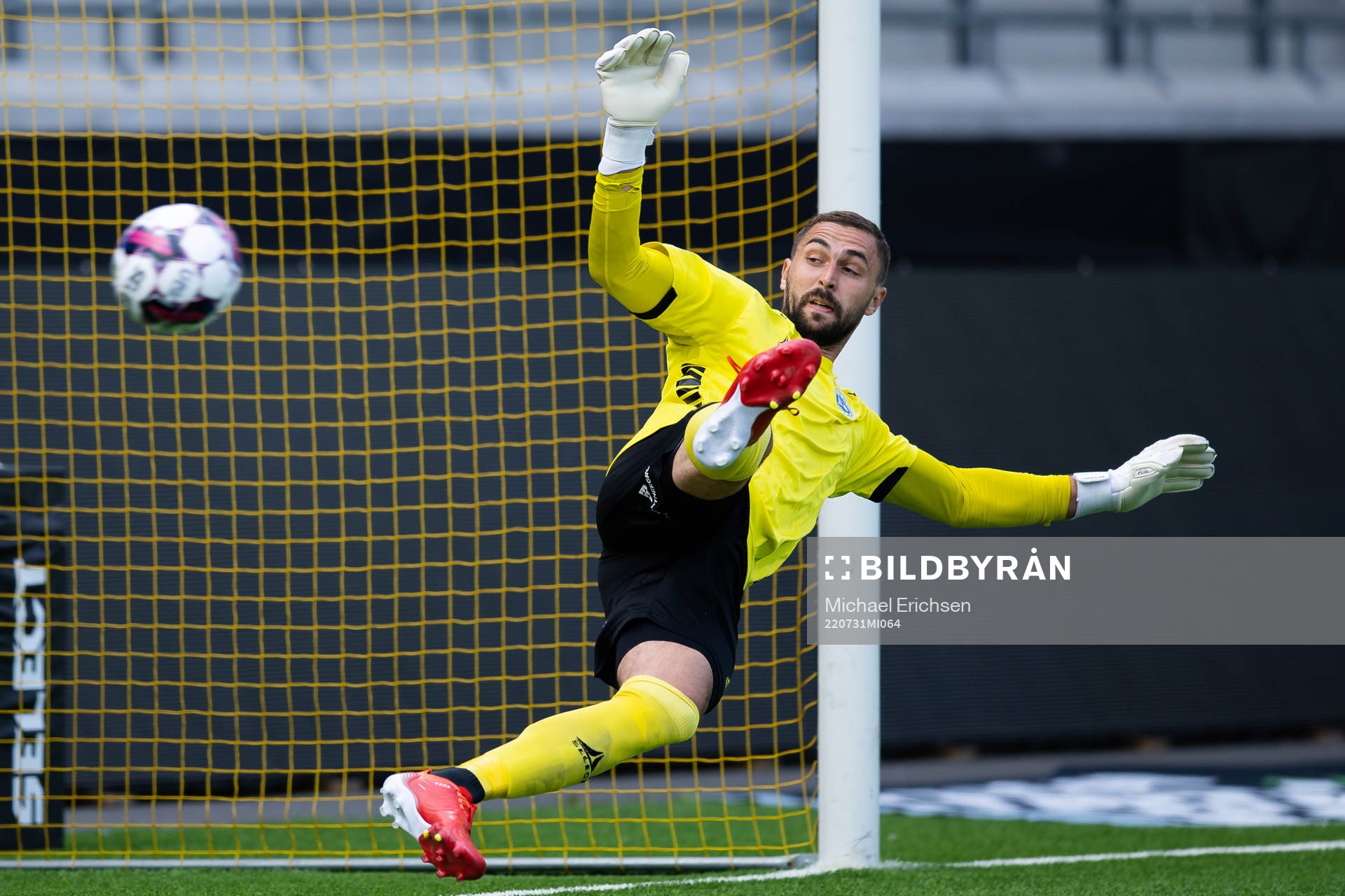 Örgrytes Jonathan Azulay (ej i bild) skjuter 0-1 på