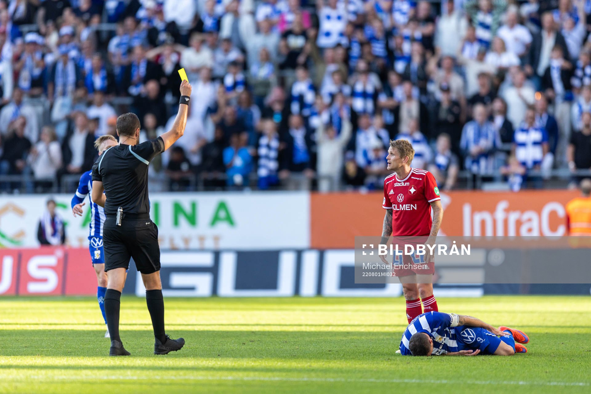 IFK Norrköpings Ari Freyr Skulason tilldelas gult kort av