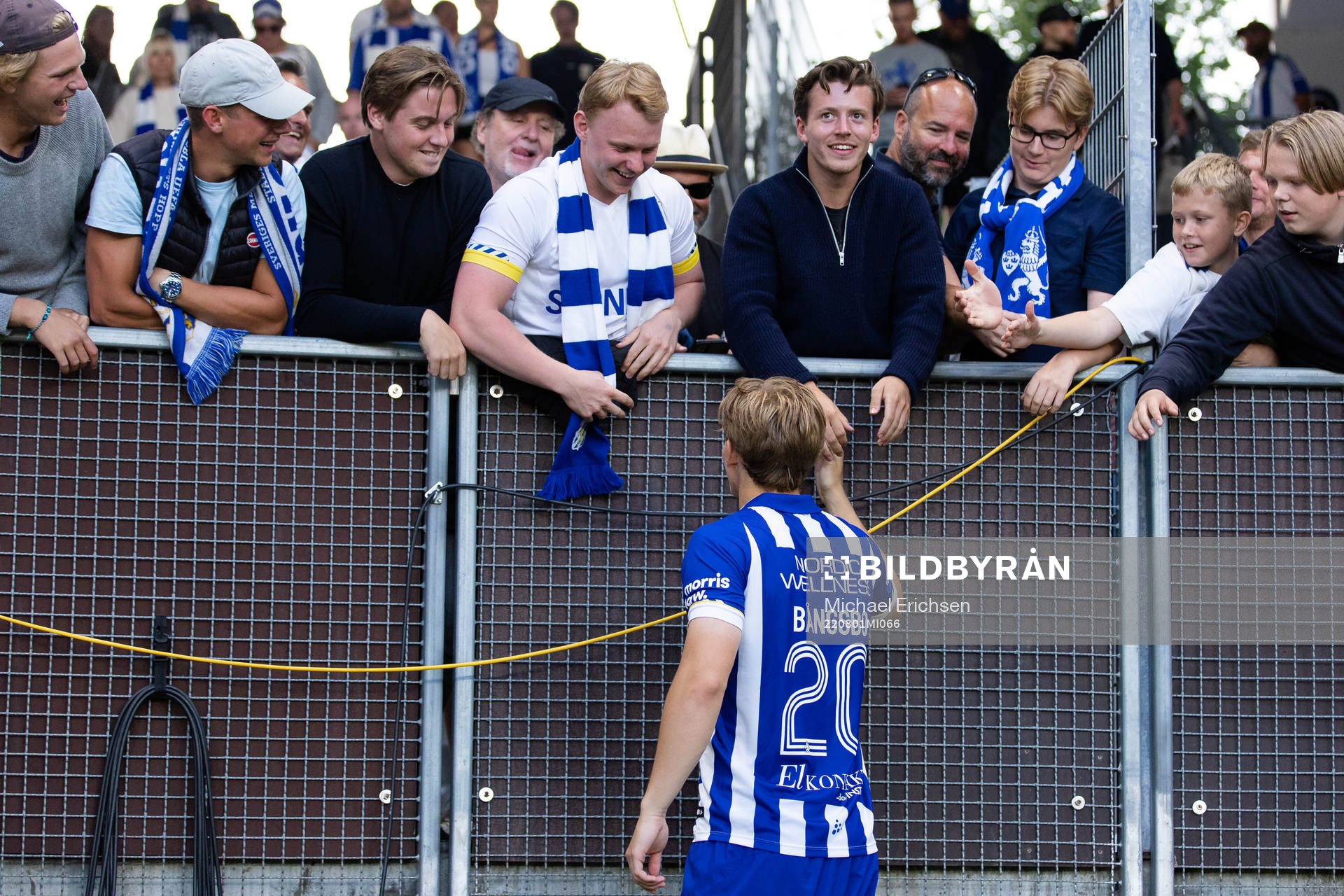 IFK Göteborgs Johan Bångsbo pratar med kompisar efter fotbollsmatchen i Allsvenskan mellan IFK Göteborg och IFK Norrköping den 1 augusti 2022 i Göteborg.