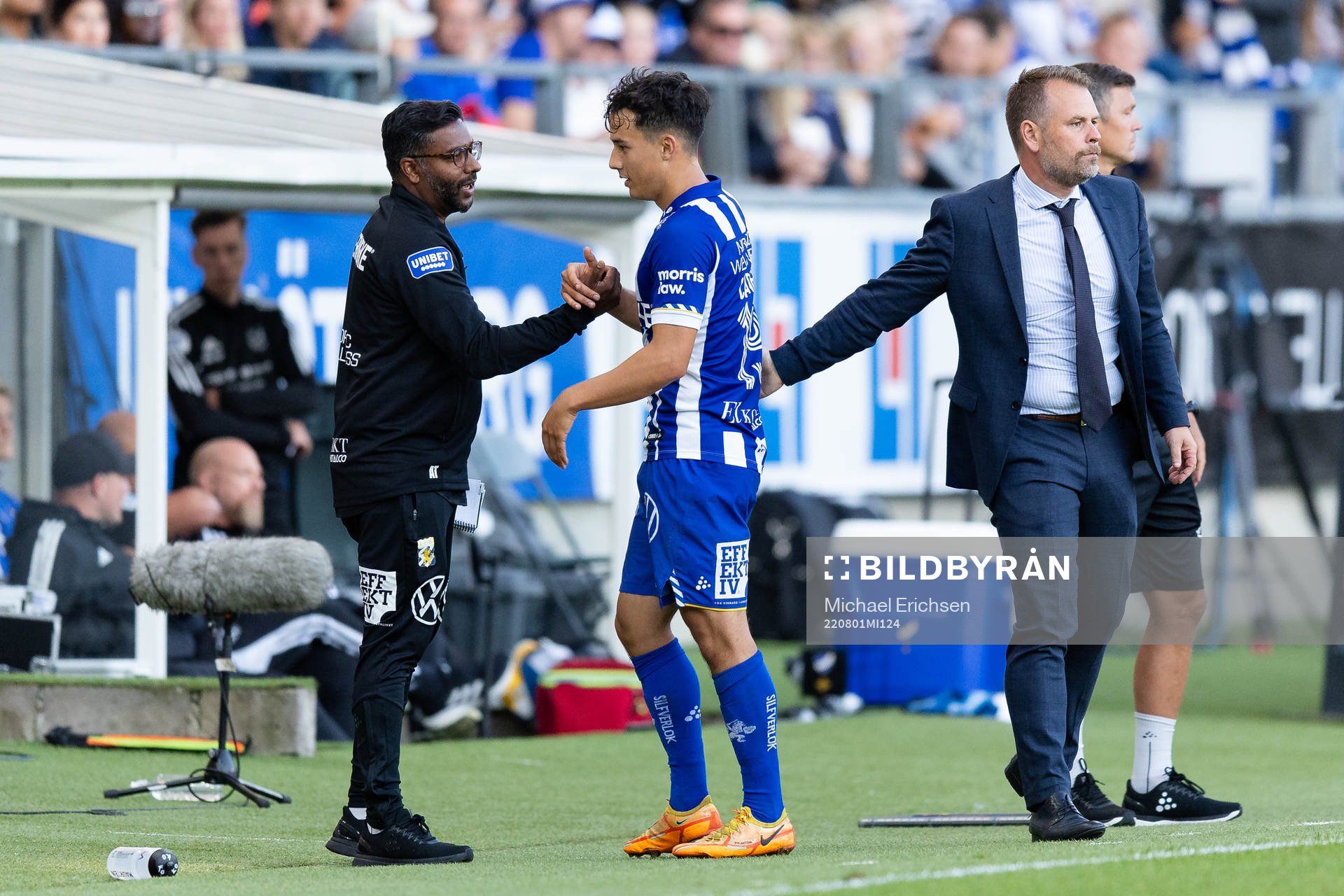 IFK Göteborgs Hussein Carneil klappas om av assisterande