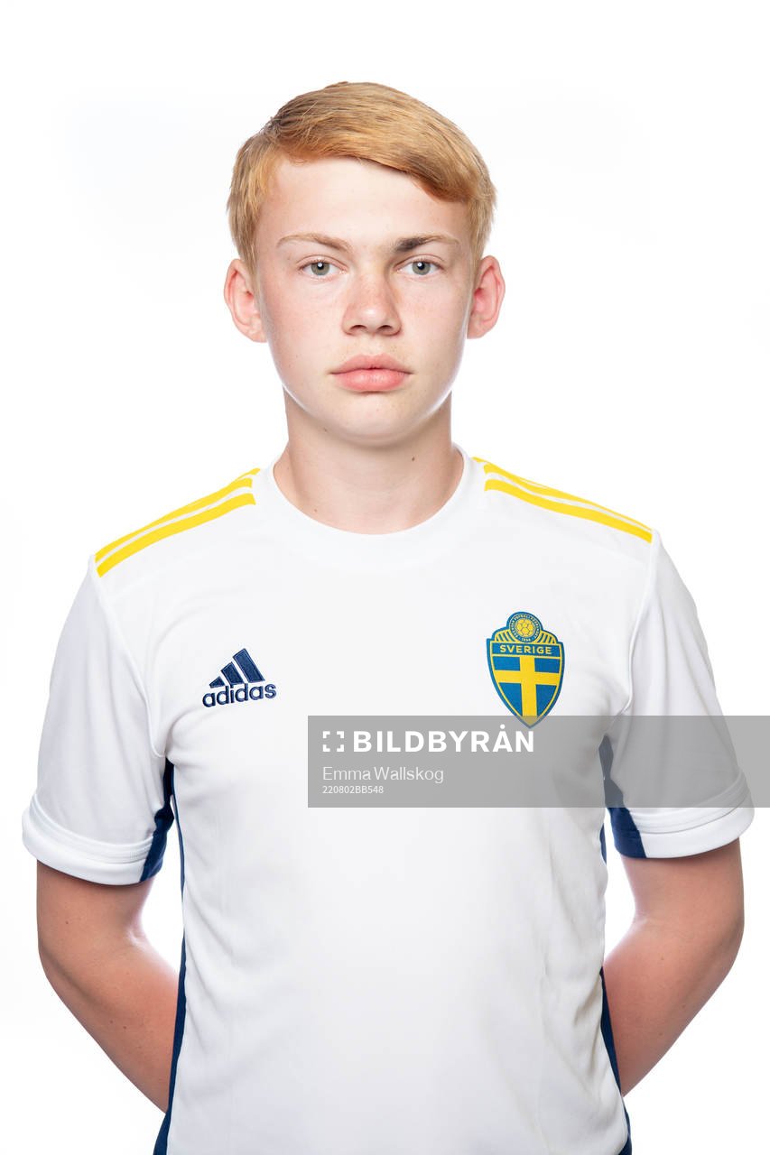 Ivar Steggo Forsse poserar för ett porträtt under en fotografering med det svenska P15-landslaget i fotboll den 2 augusti 2022 i Stockholm. 