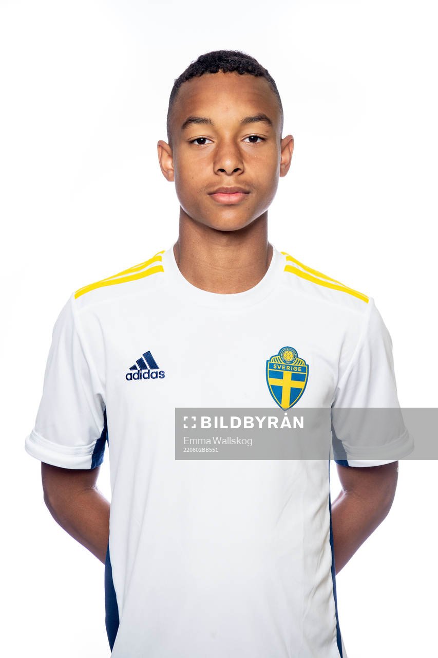 Ben Magnusson poserar för ett porträtt under en fotografering med det svenska P15-landslaget i fotboll den 2 augusti 2022 i Stockholm. 