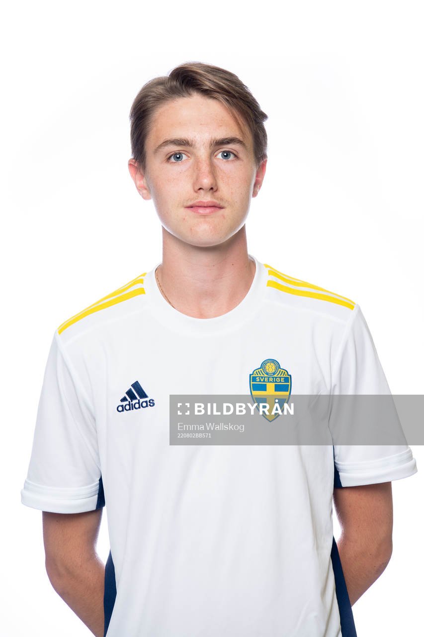 Max Vogele poserar för ett porträtt under en fotografering med det svenska P15-landslaget i fotboll den 2 augusti 2022 i Stockholm. 