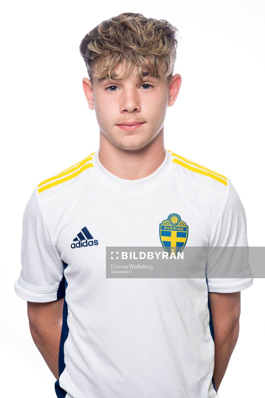 Neo Jönsson poserar för ett porträtt under en fotografering med det svenska P15-landslaget i fotboll den 2 augusti 2022 i Stockholm. 