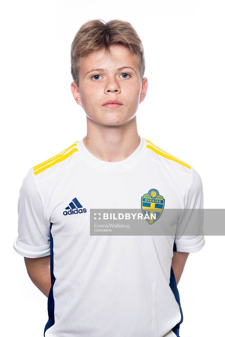 Tim Lindberg poserar för ett porträtt under en fotografering med det svenska P15-landslaget i fotboll den 2 augusti 2022 i Stockholm. 