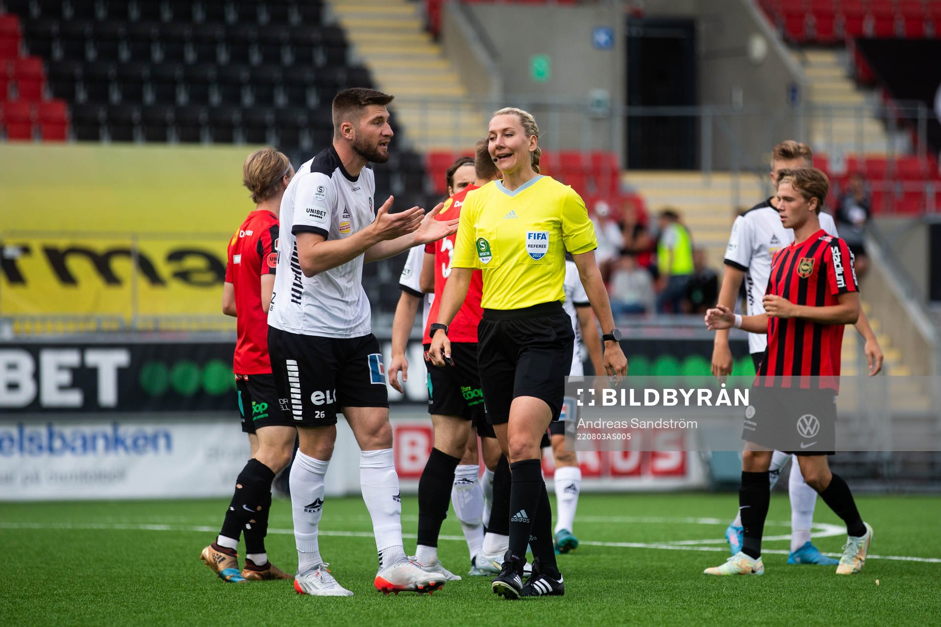 Domare Tess Olofsson dömmer straff till Brommapojkarna och