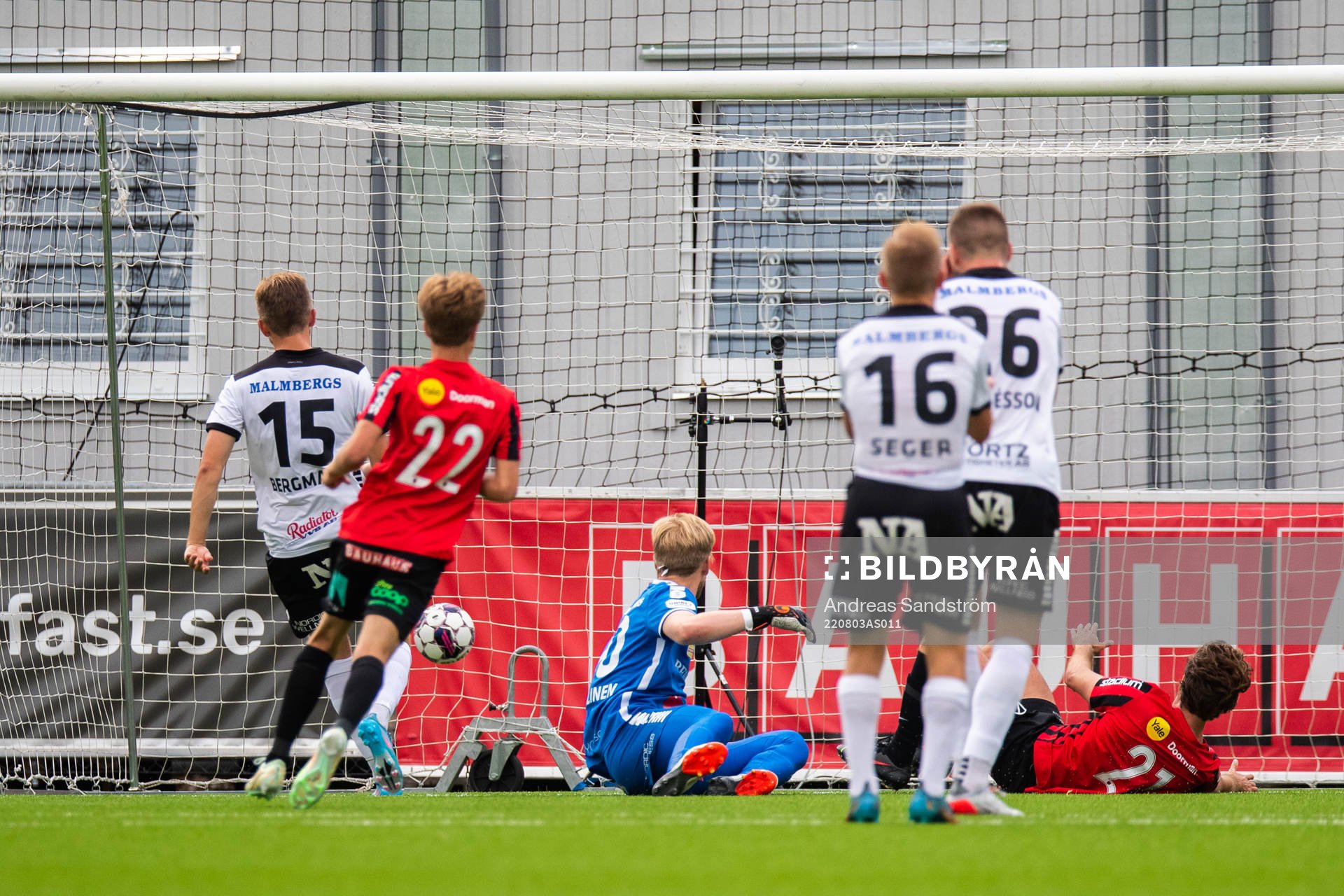 Brommapojkarnas Philip Hellqvist gör 1-1 på Örebros