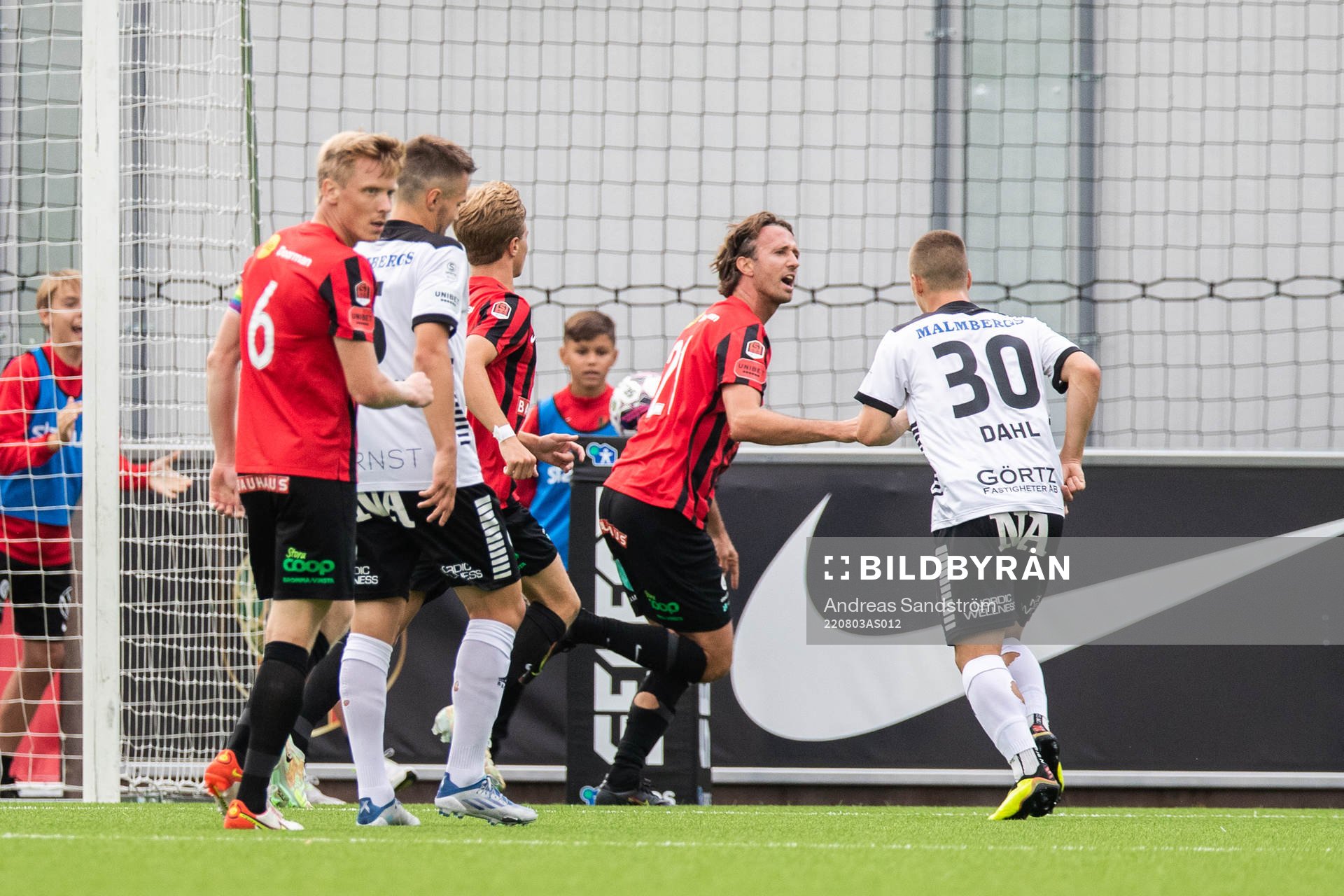 Brommapojkarnas Philip Hellqvist jublar