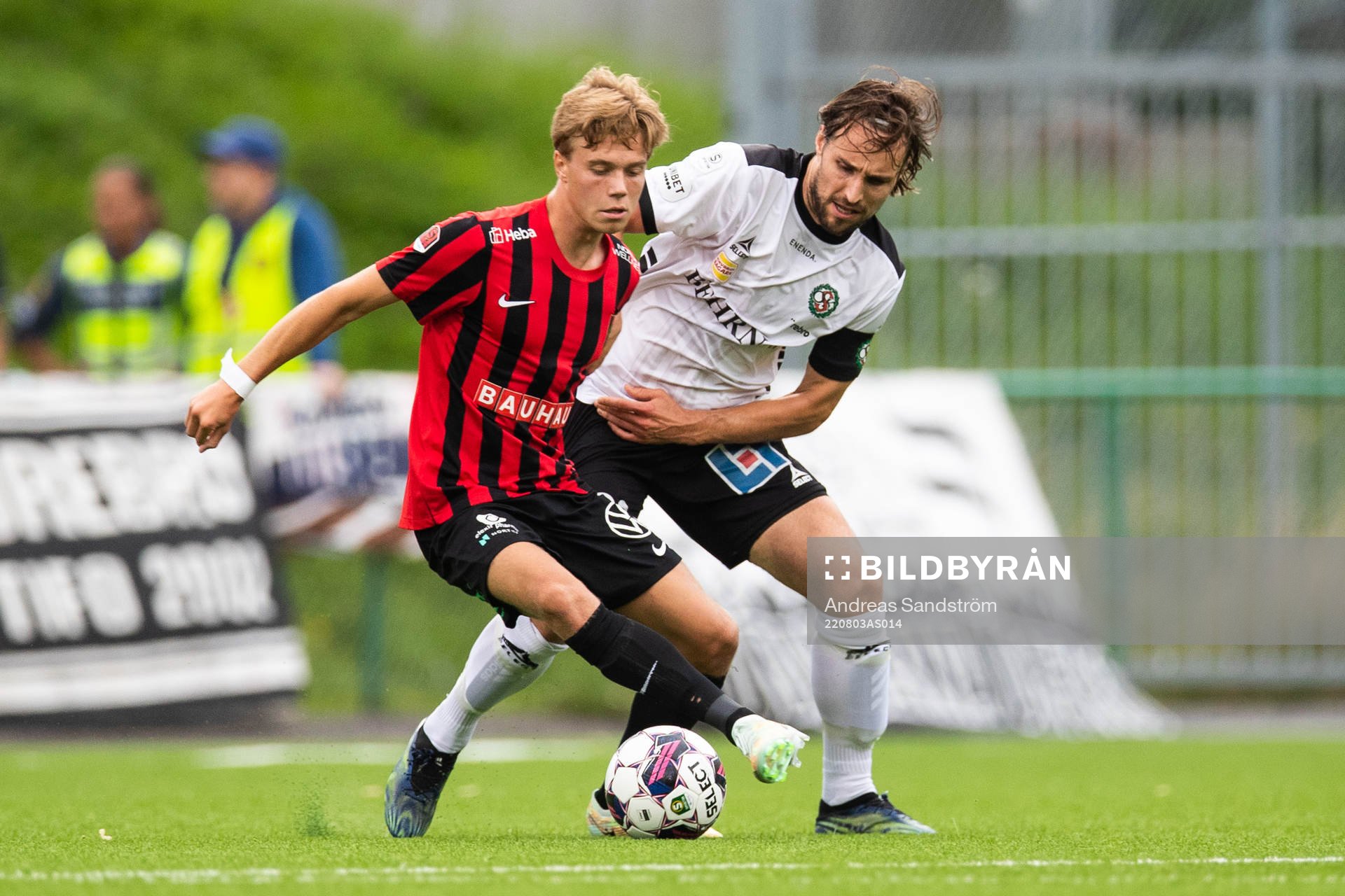 Örebros Kevin Walker och Brommapojkarnas Wilmer Odefalk under fotbollsmatchen i Superettan mellan Brommapojkarna och Örebro den 3 augusti 2022 i Stockholm.
