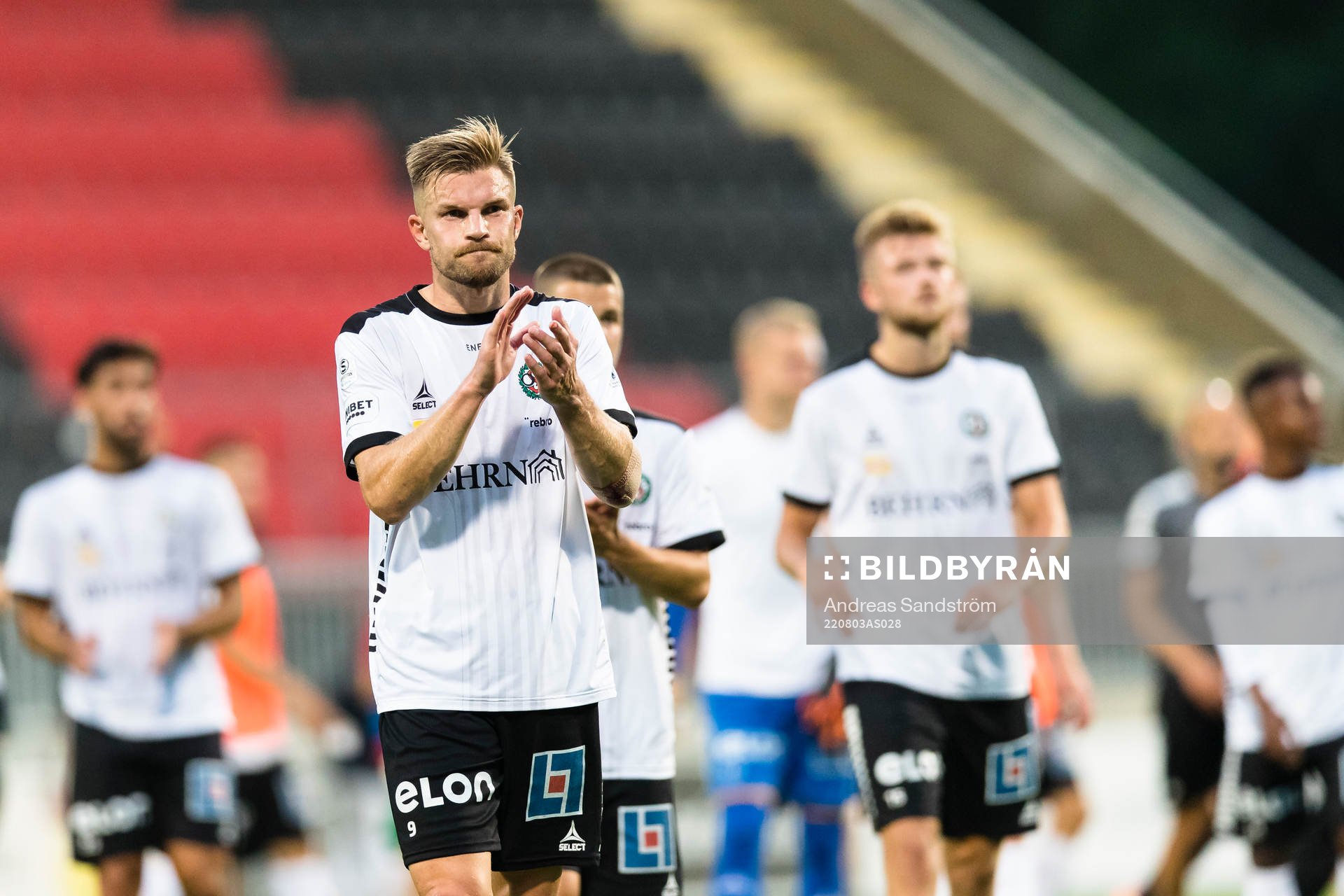 Örebros Erik Björndahl tackar de tillresta supportrarna