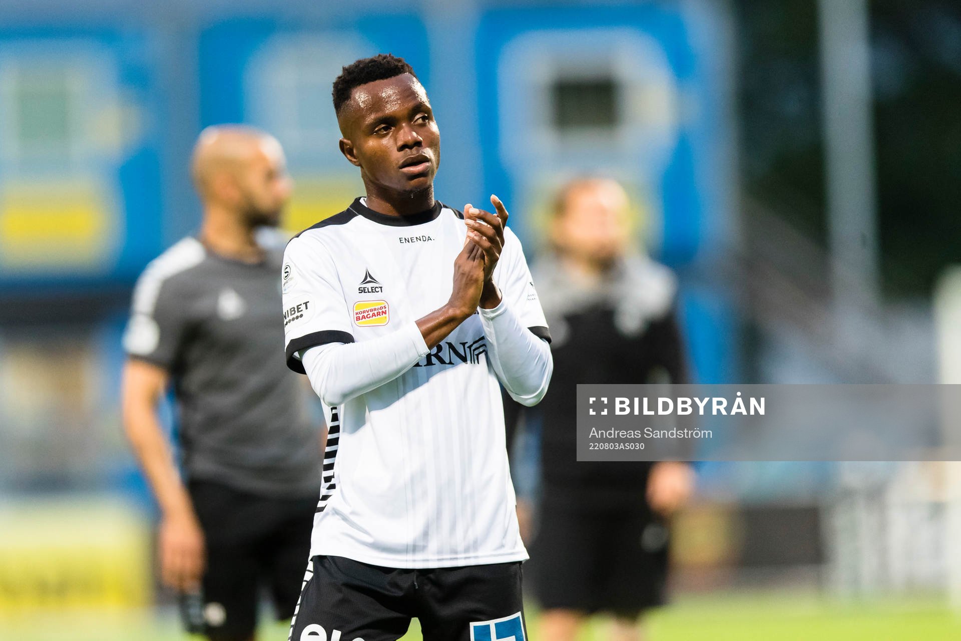 Örebros Alfred Olatomi Olaniyan tackar publiken