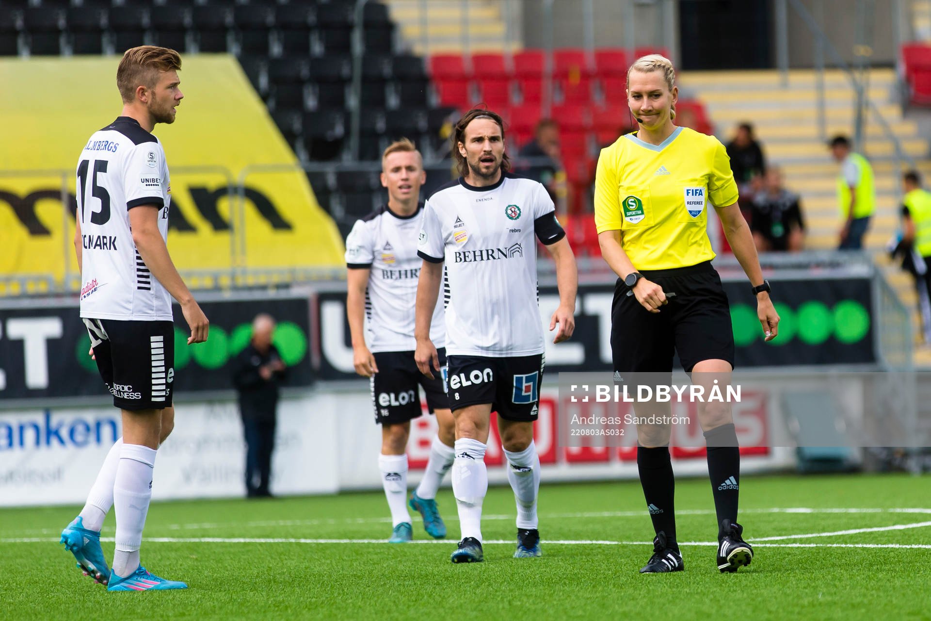 Örebros Kevin Walker diskuterar med domare Tess Olofsson
