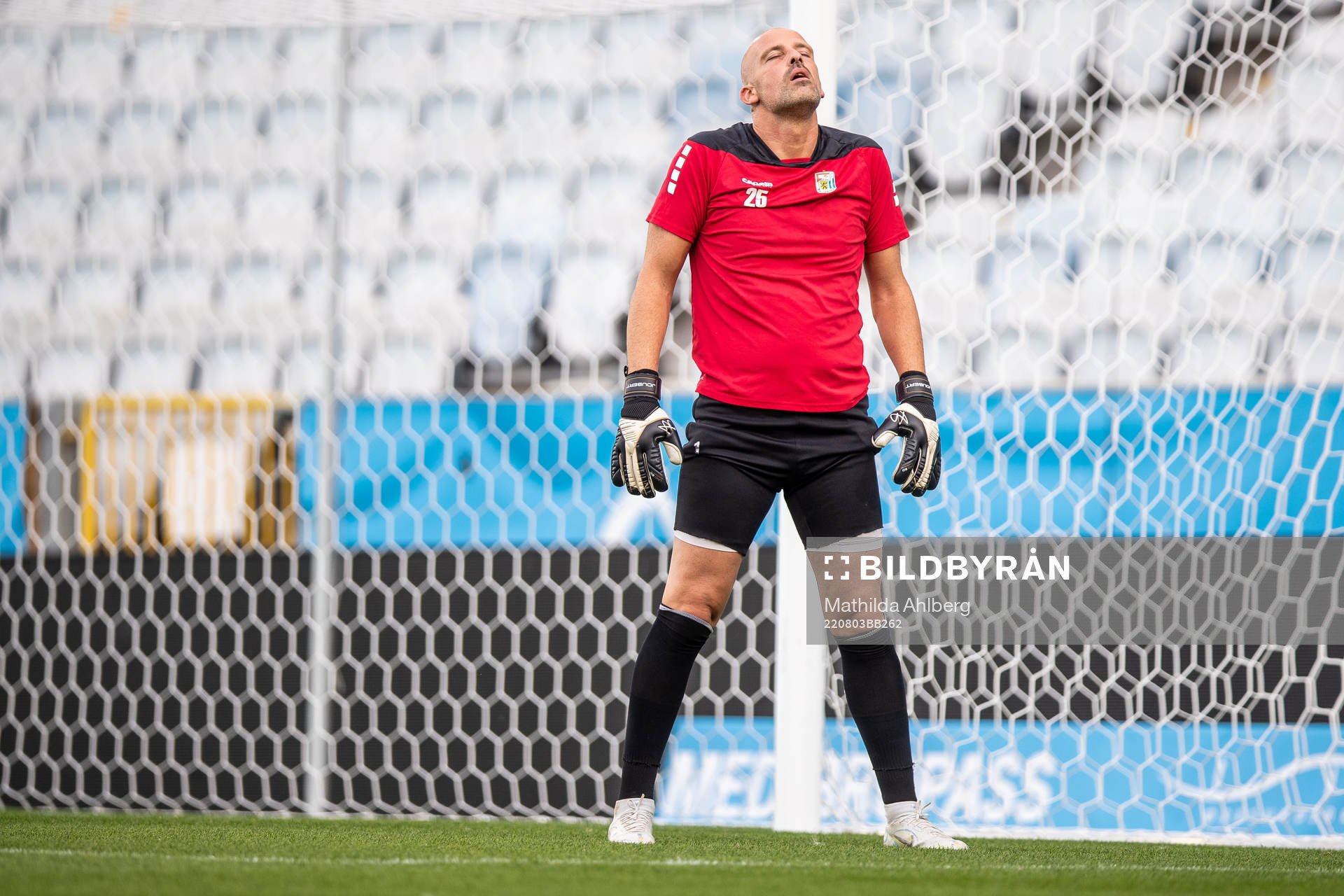 Goalkeeper Lucas Fox