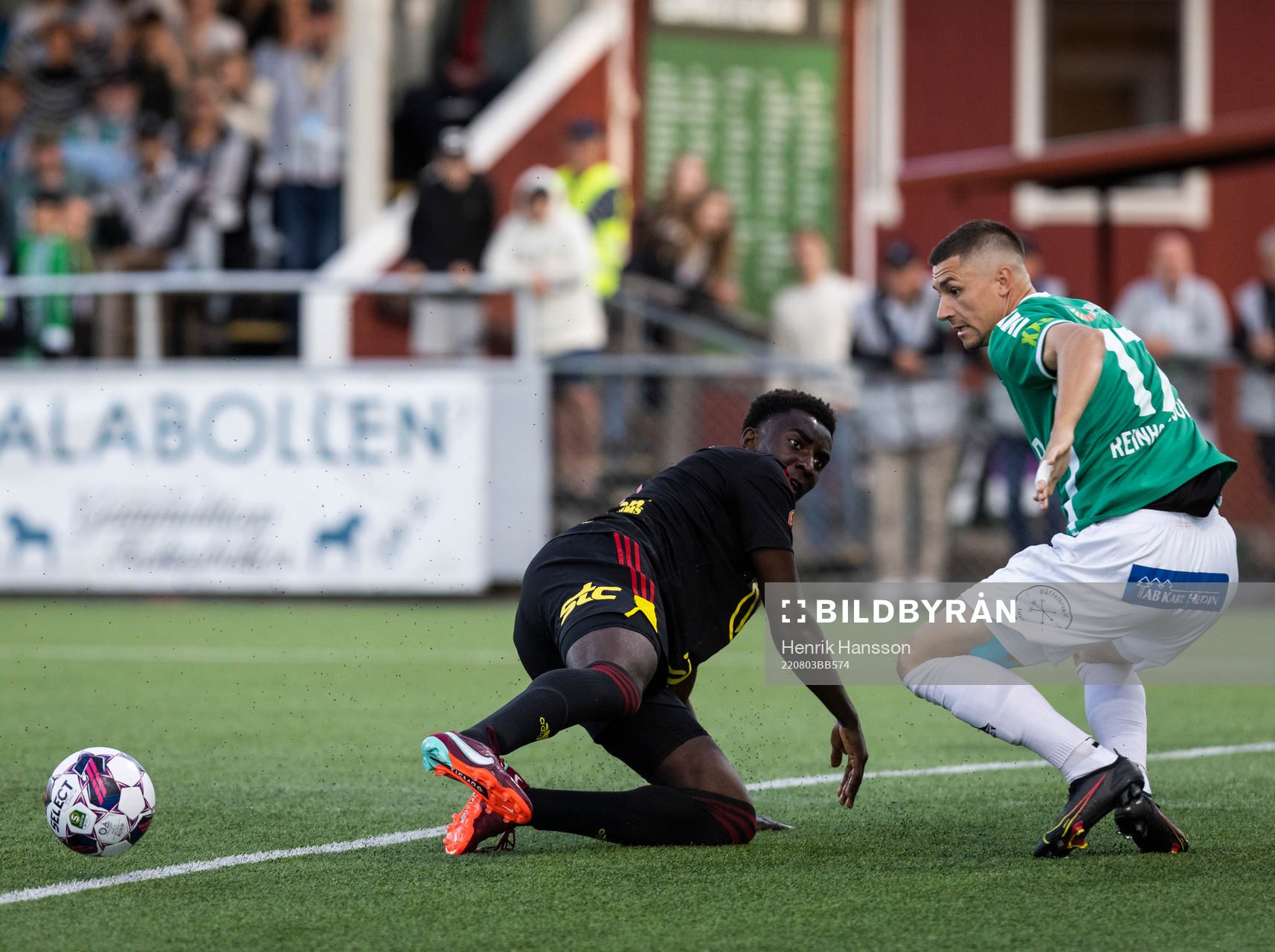 Östersunds Yannick Adjoumani och Brages Andre Reinholdsson under fotbollsmatchen i Superettan mellan Brage och Östersund den 3 augusti 2022 i Borlänge.