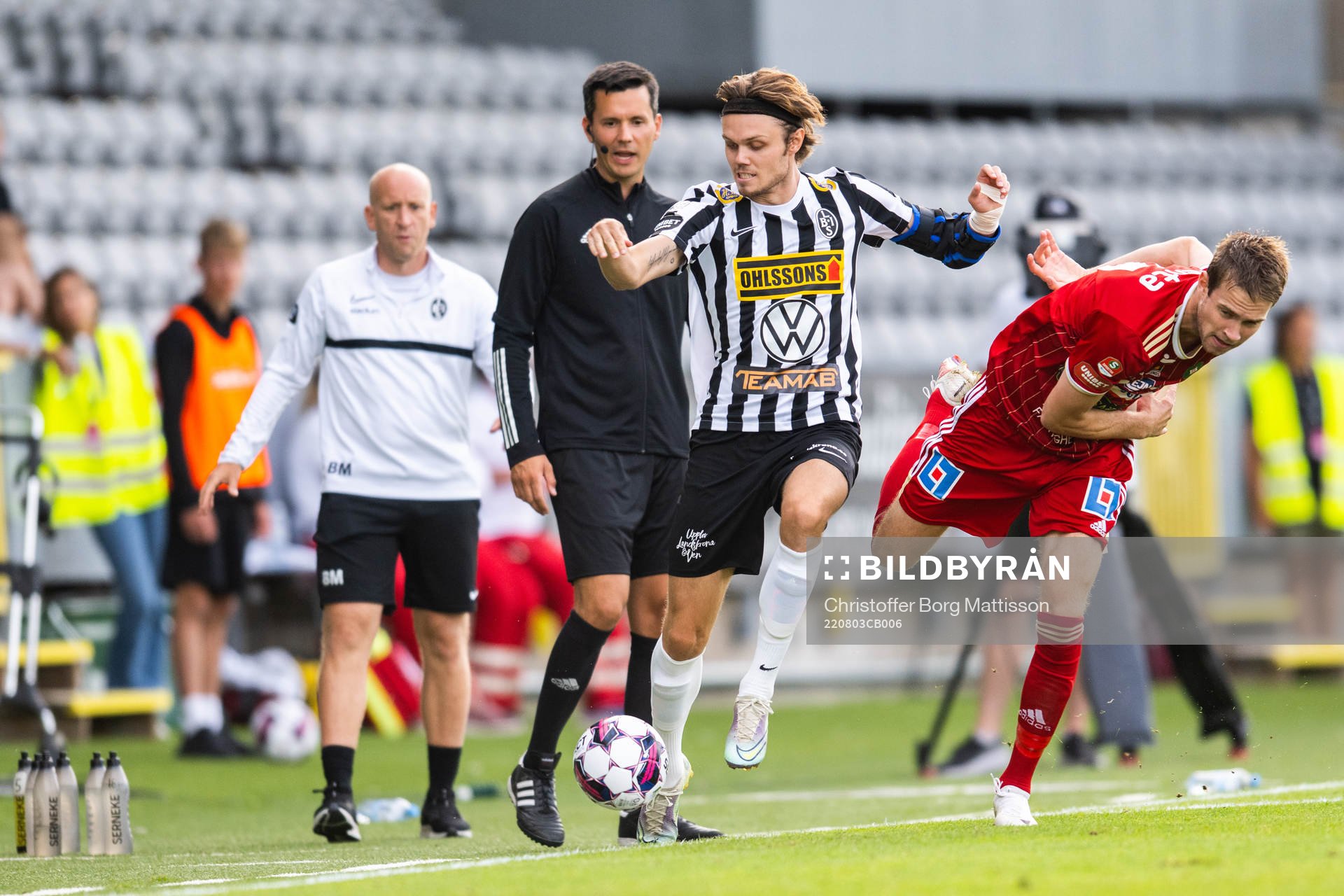 Landskronas Albin Linnér och Skövdes Mikael Mörk under fotbollsmatchen i Superettan mellan Landskrona och Skövde AIK den 3 augusti 2022 i Landskrona.