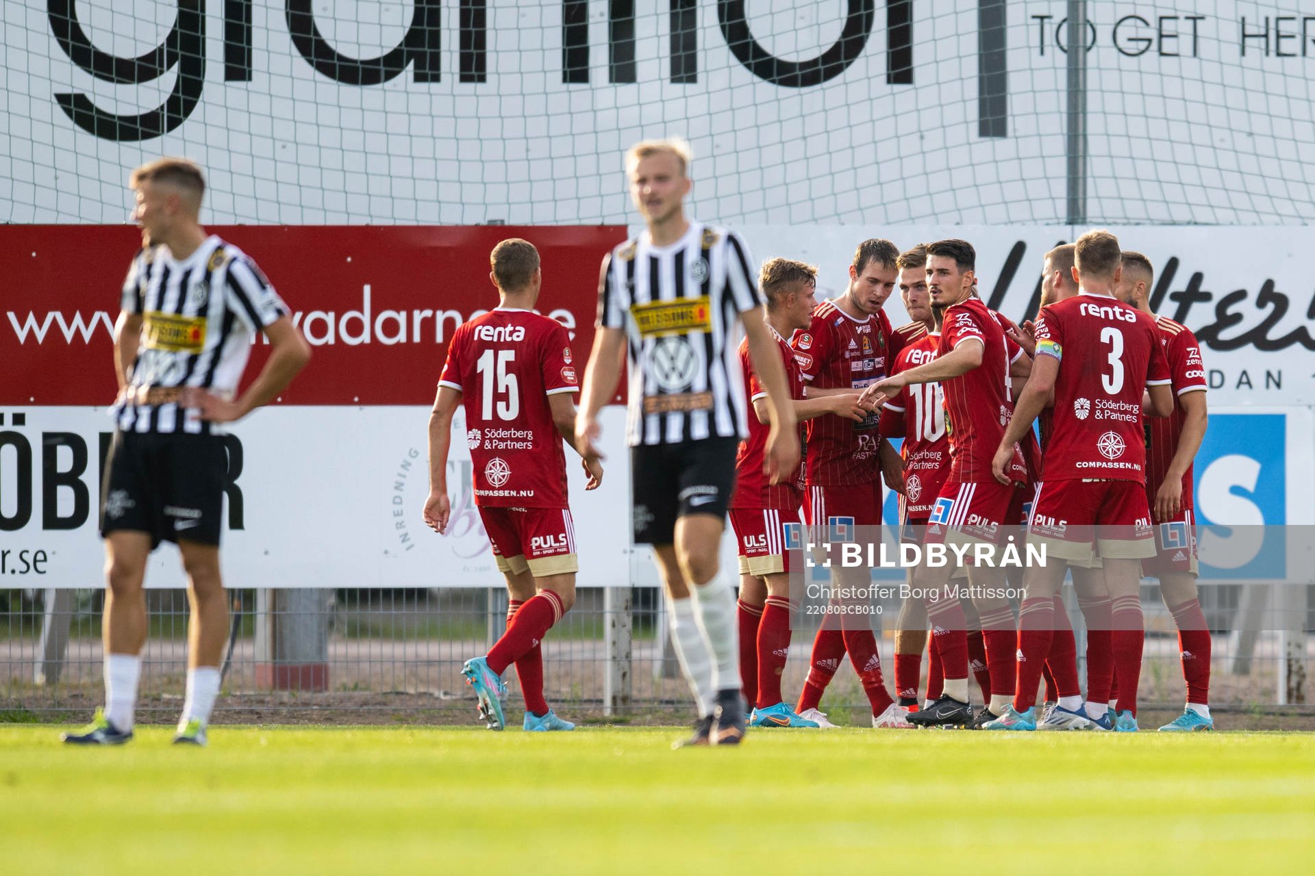 Skövdes Villiam Granath jublar med lagkamrater efter 0-1 under fotbollsmatchen i Superettan mellan Landskrona och Skövde AIK den 3 augusti 2022 i Landskrona.