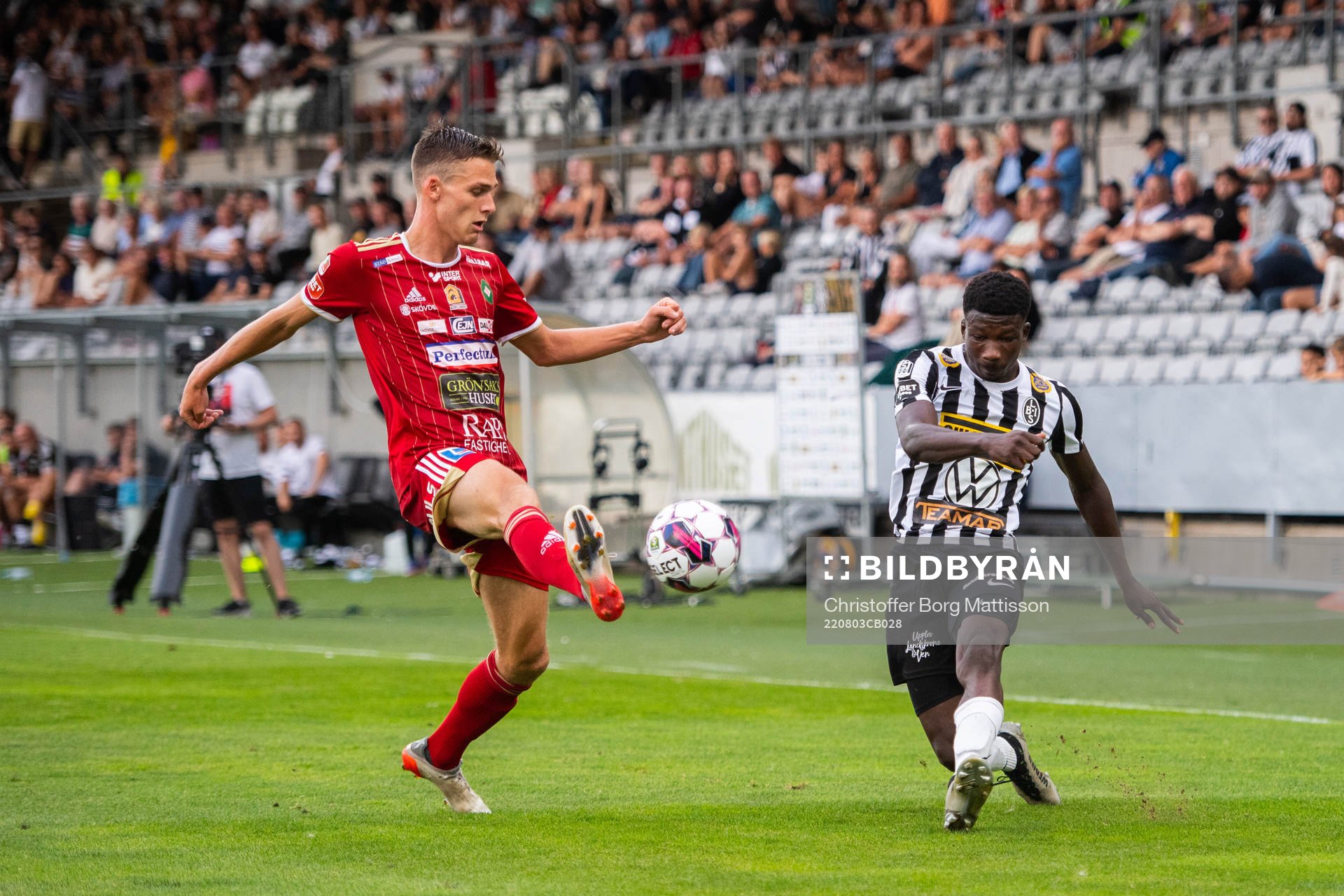 Skövdes Villiam Granath och Landskronas Ousmane Diawara