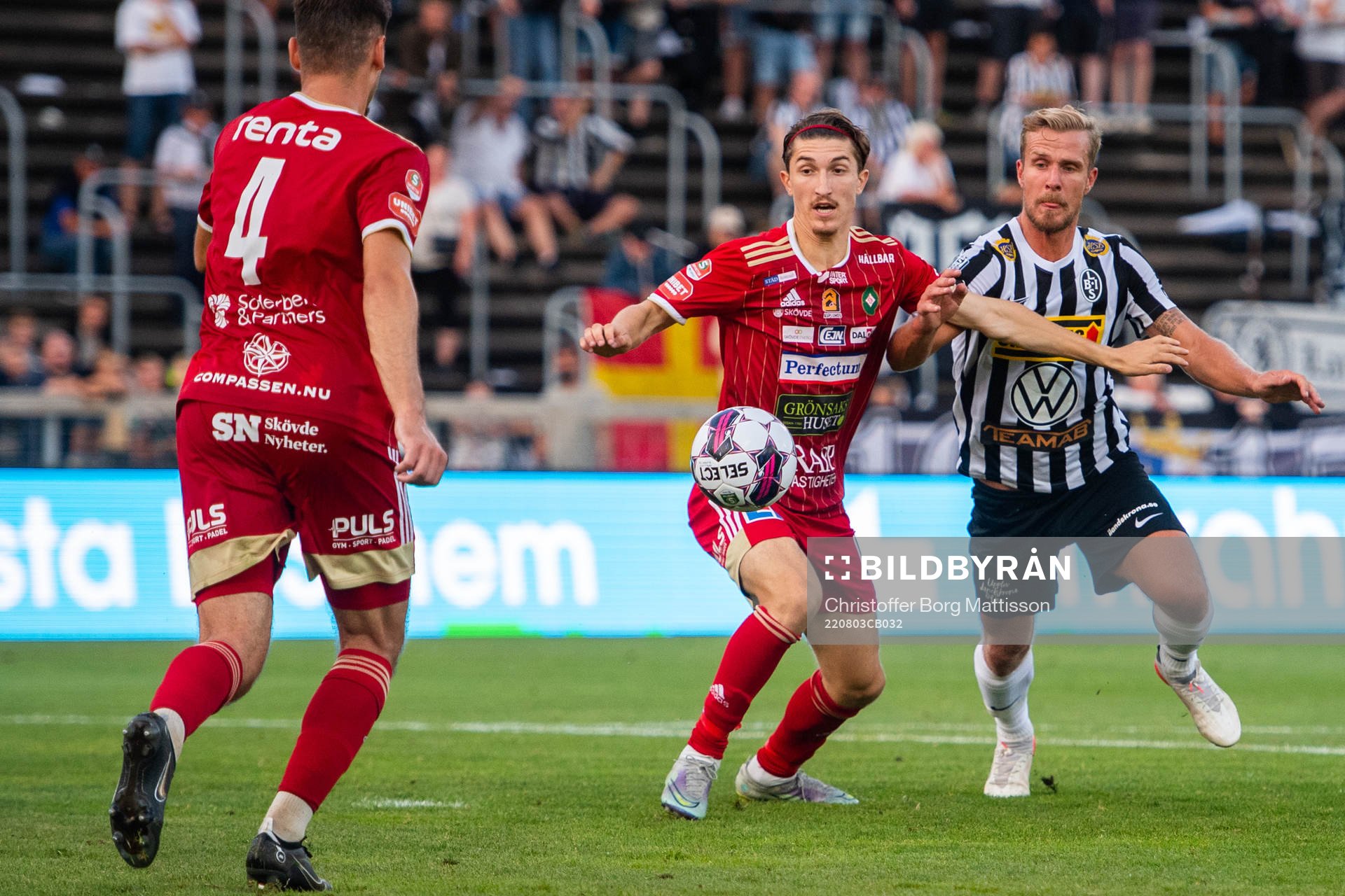Skövdes Hugo Engström och Landskronas Linus R Olsson under fotbollsmatchen i Superettan mellan Landskrona och Skövde AIK den 3 augusti 2022 i Landskrona.