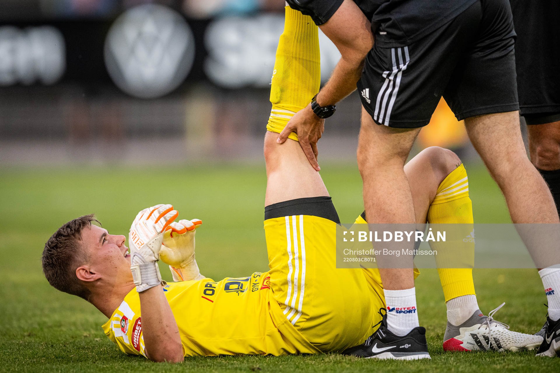 Skövdes målvakt David Engelbrektsson har ont under fotbollsmatchen i Superettan mellan Landskrona och Skövde AIK den 3 augusti 2022 i Landskrona.
