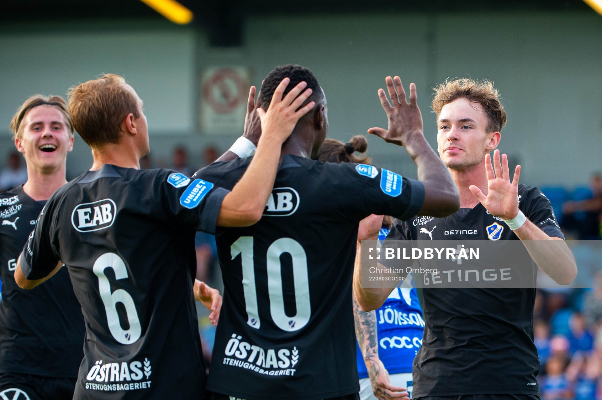 Halmstads Alexander Johansson jublar med lagkamrater