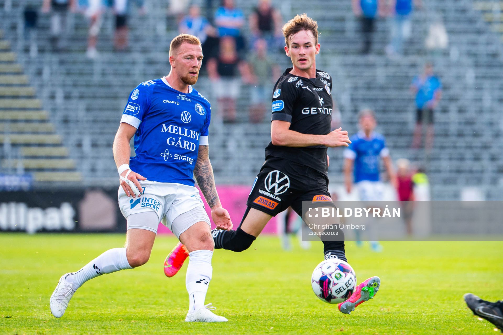 Trelleborgs Jesper Modig och Halmstads Alexander Johansson under fotbollsmatchen i Superettan mellan Trelleborg och Halmstad den 3 augusti 2022 i Trelleborg.