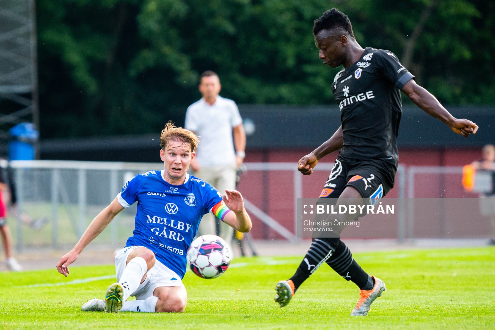 Trelleborgs Johan Blomberg och Halmstads Thomas Boakye under fotbollsmatchen i Superettan mellan Trelleborg och Halmstad den 3 augusti 2022 i Trelleborg.