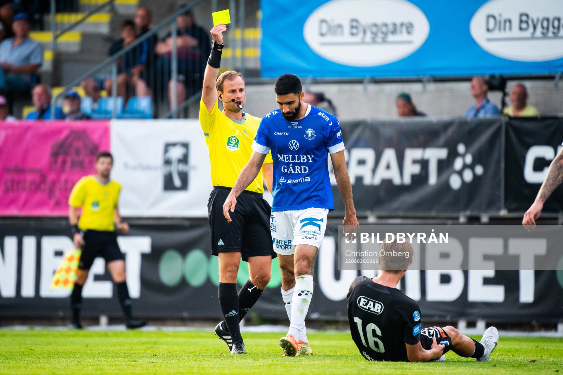 Domare Richard Sundell delar ut ett gult kort till