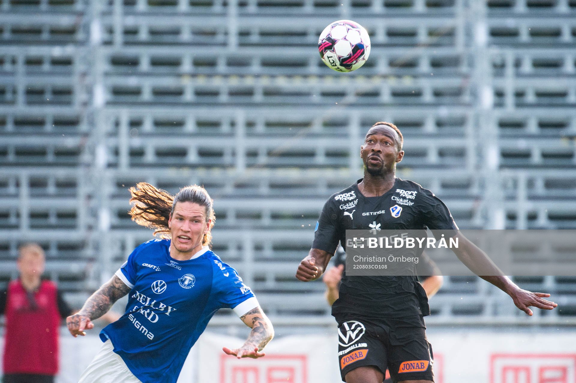 Trelleborgs Isak Jönsson och Halmstads Sadat Karim