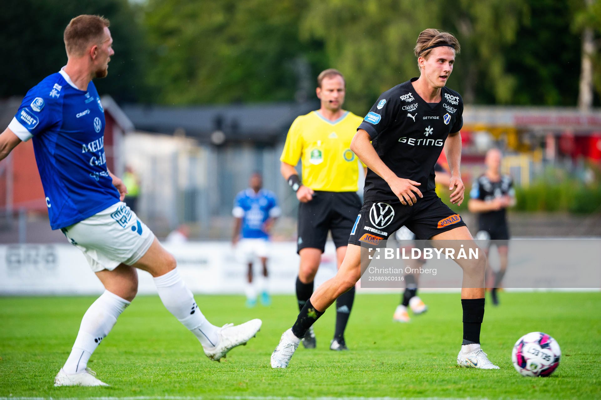 Trelleborgs Jesper Modig och Halmstads Erik Ahlstrand under fotbollsmatchen i Superettan mellan Trelleborg och Halmstad den 3 augusti 2022 i Trelleborg.