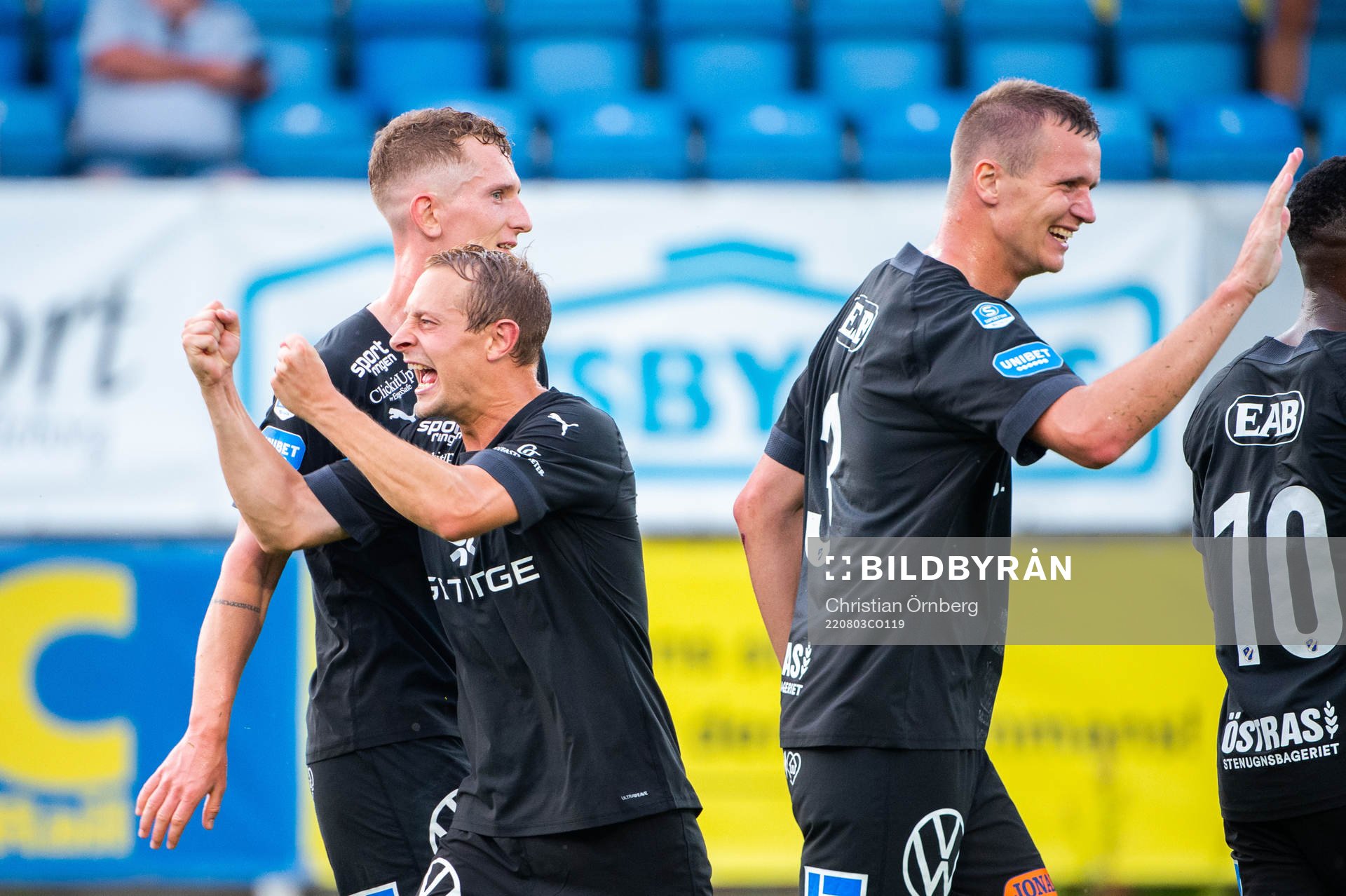 Halmstads Joel Allansson jublar med lagkamrater
