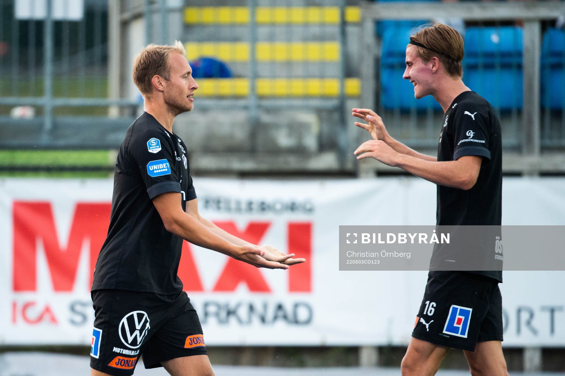 Halmstads Villiam Dahlström och Erik Ahlstrand jublar