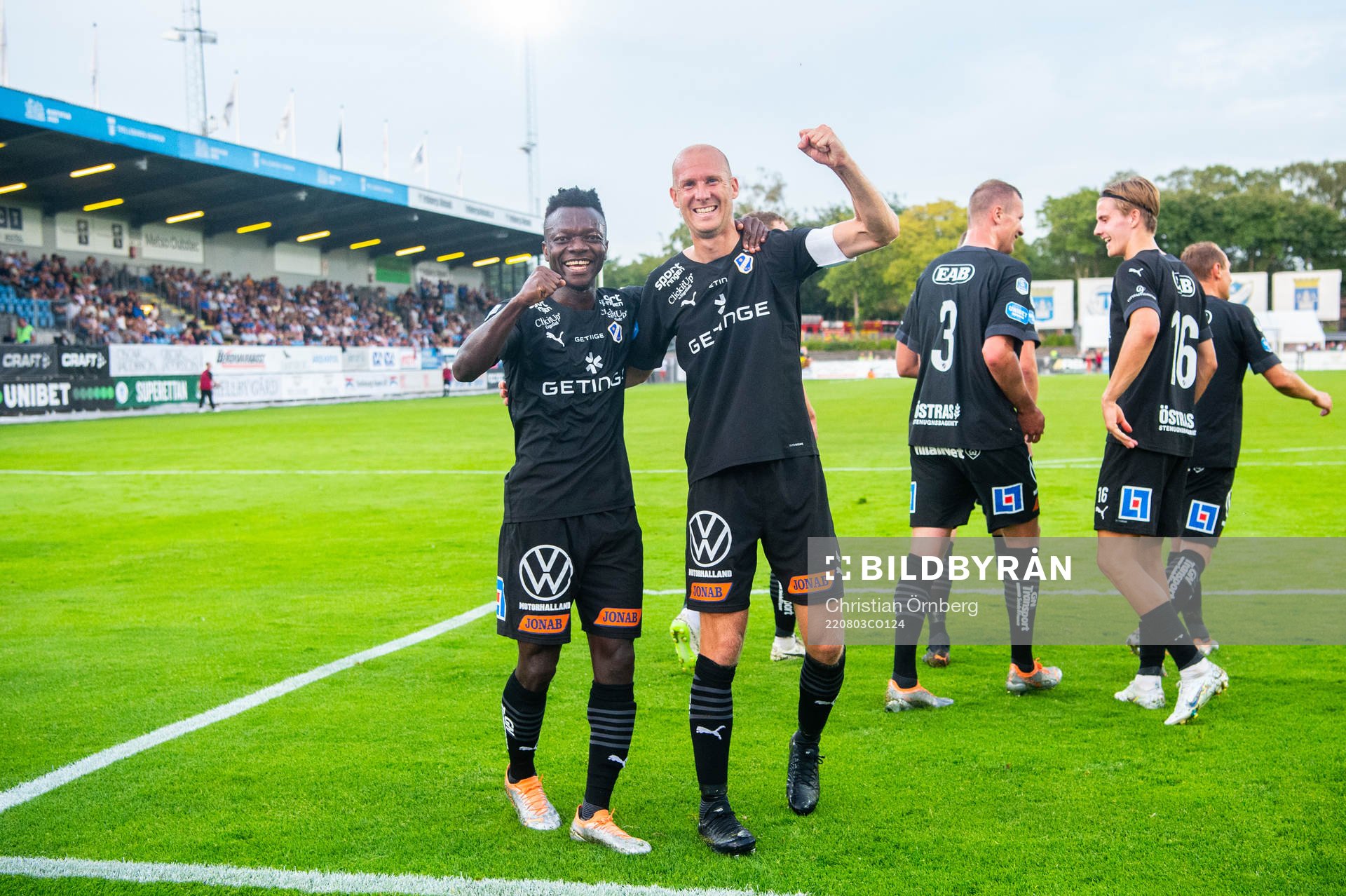 Halmstads Thomas Boakye och Andreas Johansson jublar
