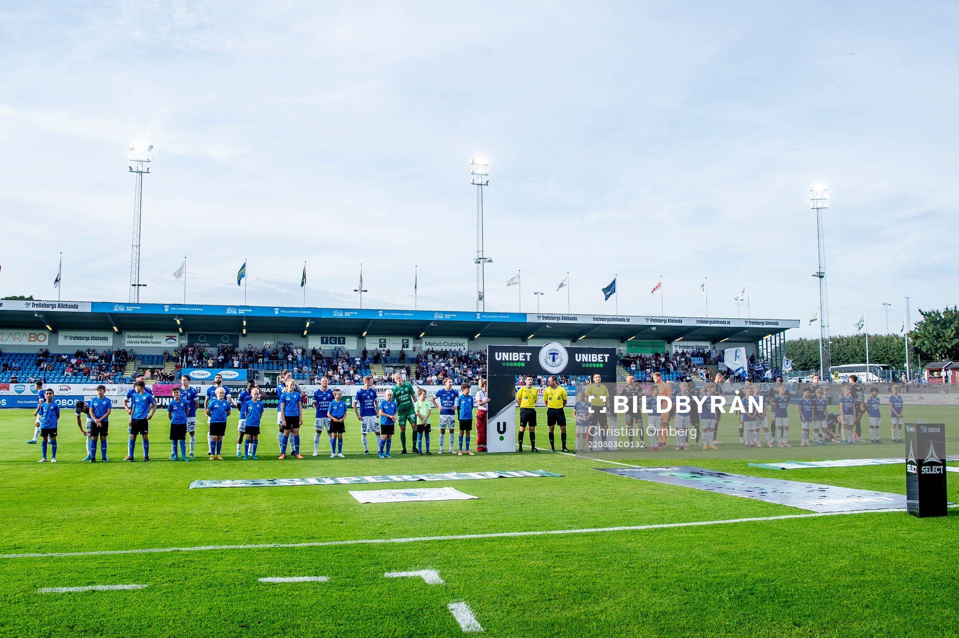 Lagen ställer upp innan fotbollsmatchen i Superettan