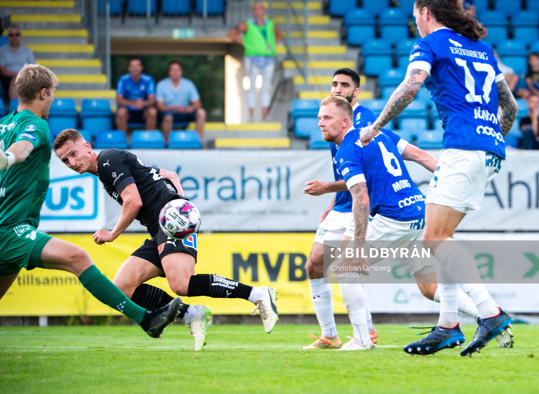 Halmstads Andreas Bengtsson skjuter ett inlägg som
